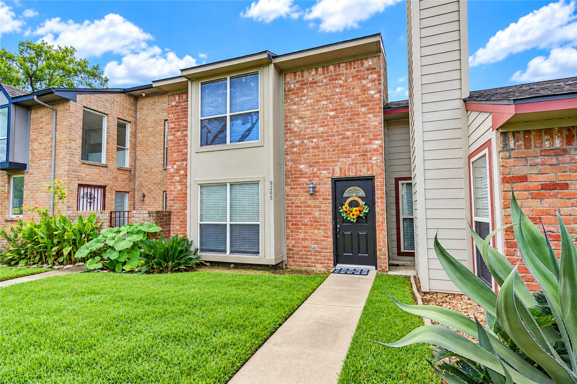 9265 Westwood Village Drive, #49, Houston, TX 77036 View to the front entry