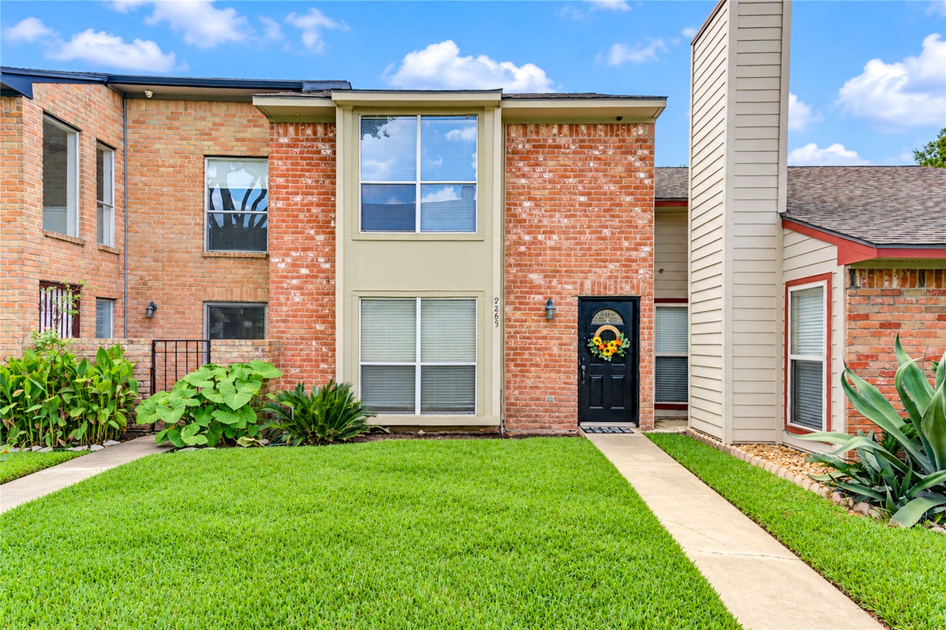 9265 Westwood Village Drive, #49, Houston, TX 77036 Inviting and welcoming facade