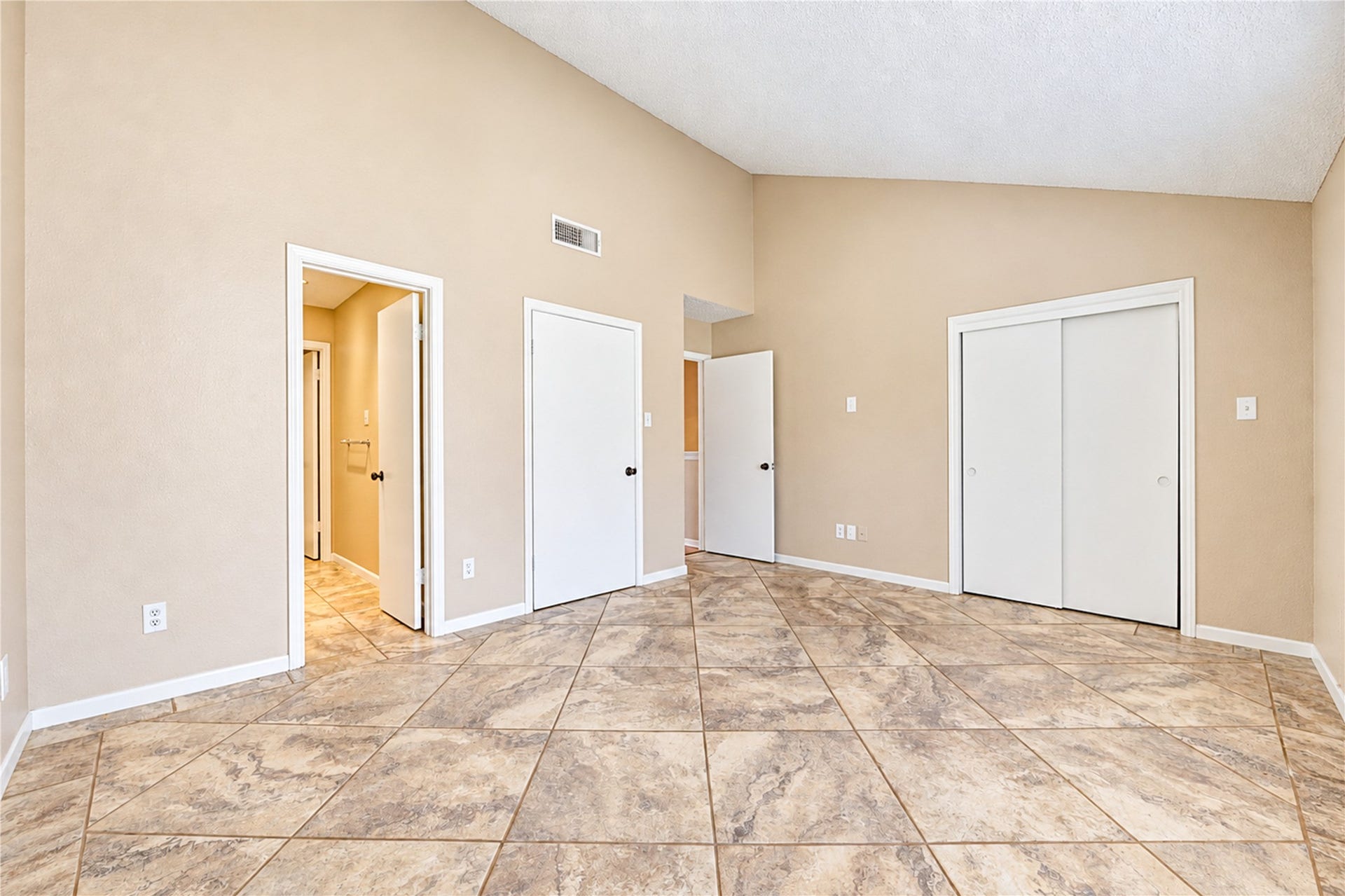 9265 Westwood Village Drive, #49, Houston, TX 77036 High ceilings
