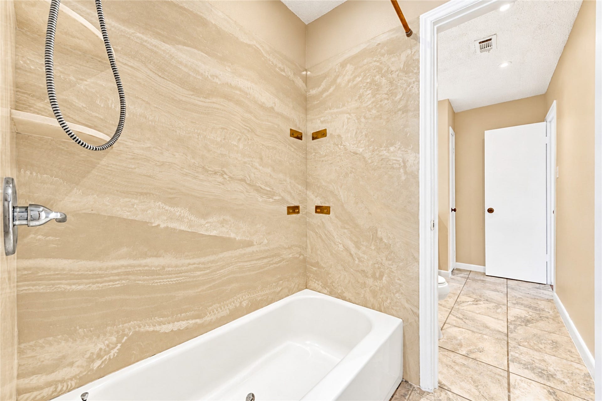 9265 Westwood Village Drive, #49, Houston, TX 77036 Shared tub/shower