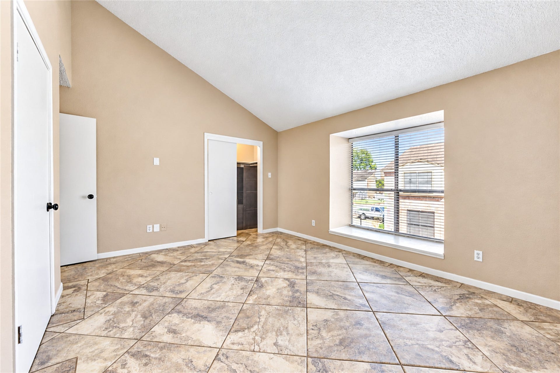 9265 Westwood Village Drive, #49, Houston, TX 77036 Natural lighting