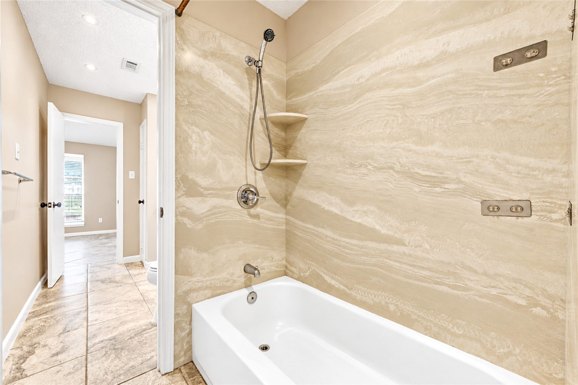 9265 Westwood Village Drive, #49, Houston, TX 77036 Shared tub/shower