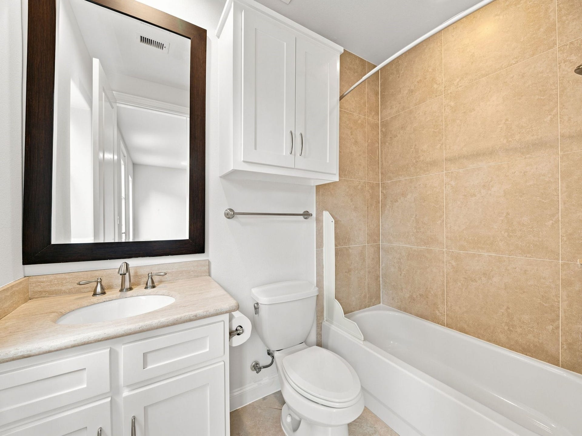 911 Queen Annes Road, Houston, TX 77024 Ensuite Bathroom for Bedroom 3 on the Second Floor