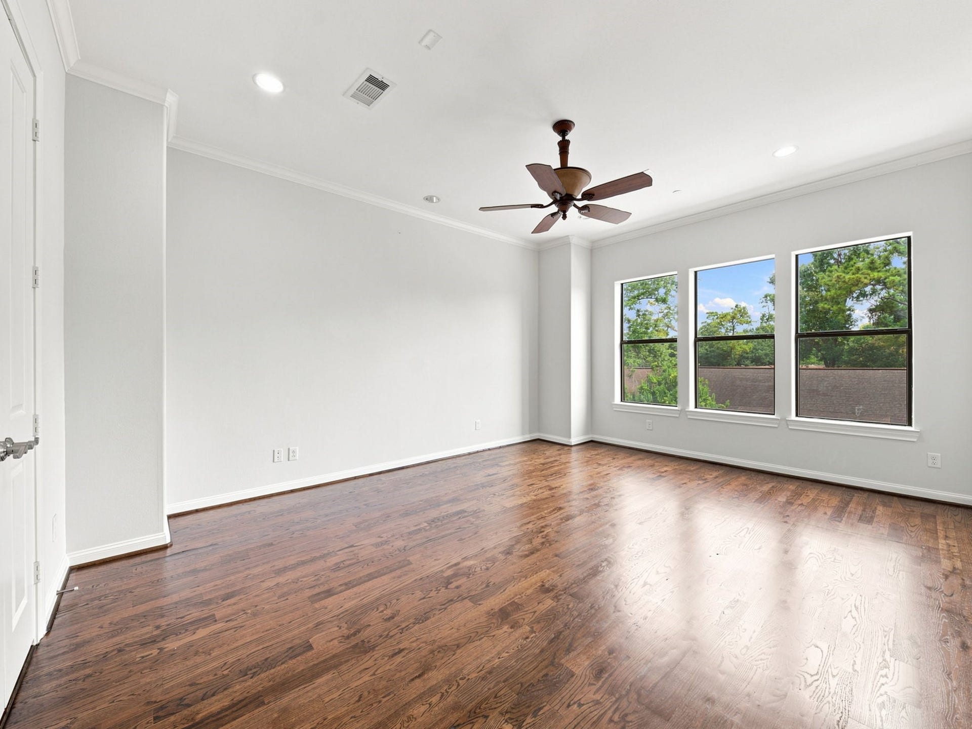 911 Queen Annes Road, Houston, TX 77024 Primary Bedroom on the Second Floor