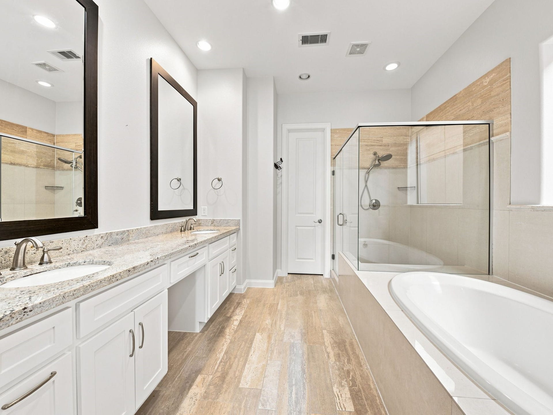 911 Queen Annes Road, Houston, TX 77024 Primary Bath