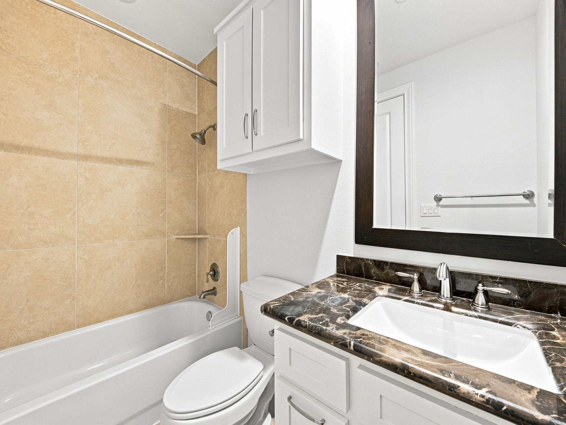 911 Queen Annes Road, Houston, TX 77024 Fourth Floor Ensuite Bath
