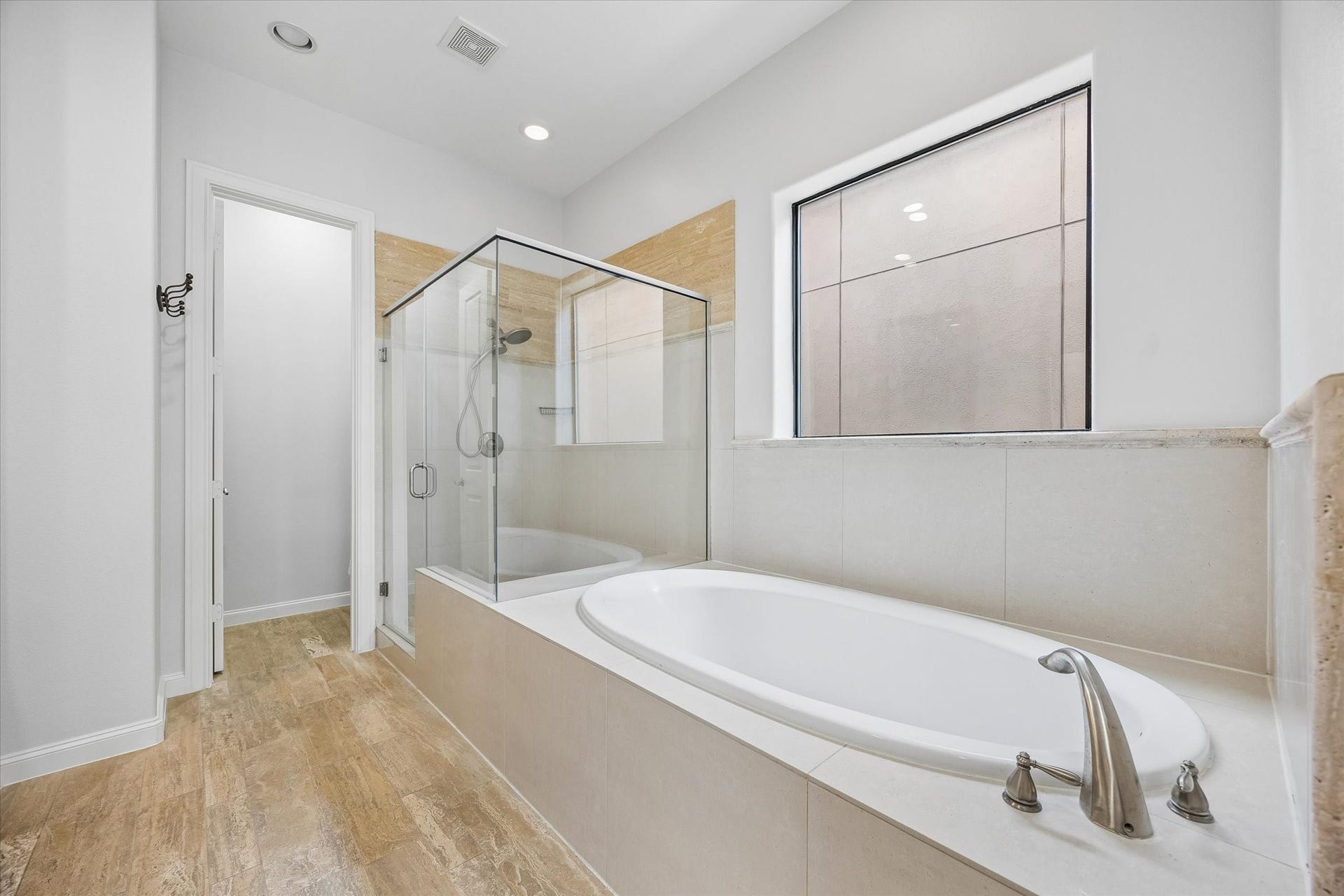 911 Queen Annes Road, Houston, TX 77024 Primary Bath