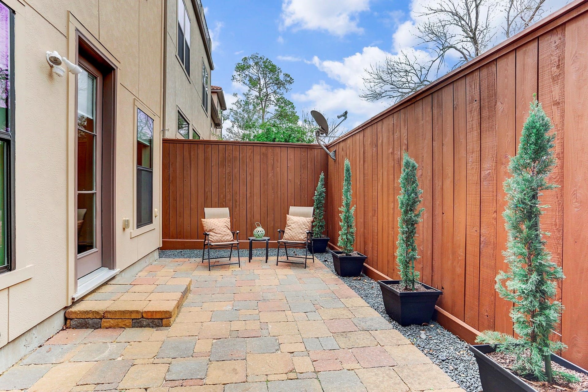 911 Queen Annes Road, Houston, TX 77024 Patio Accessible from the Ground Floor Bedroom or from the Entrance Courtyard