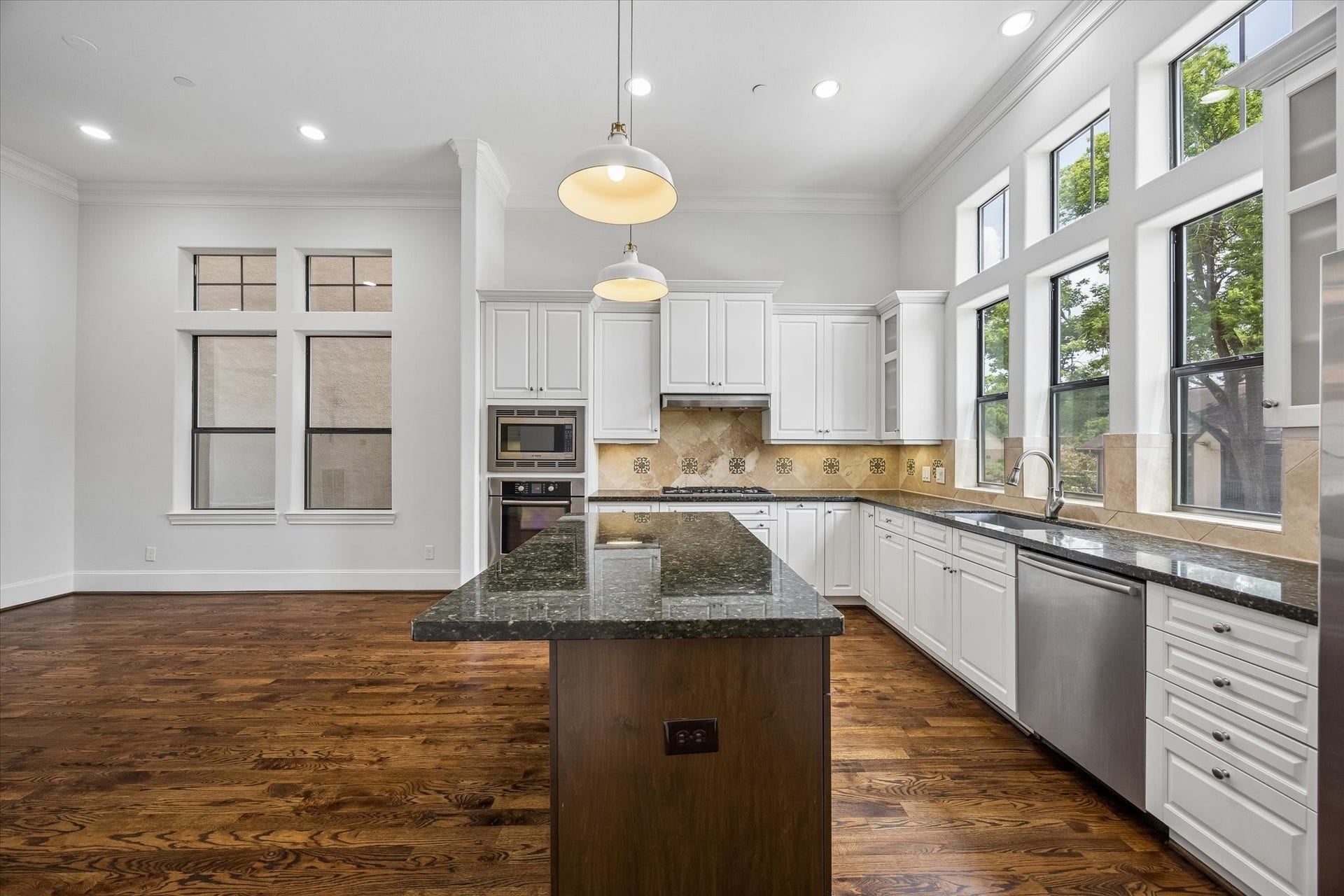 911 Queen Annes Road, Houston, TX 77024 911 Queen Annes Road, Houston, TX 77024