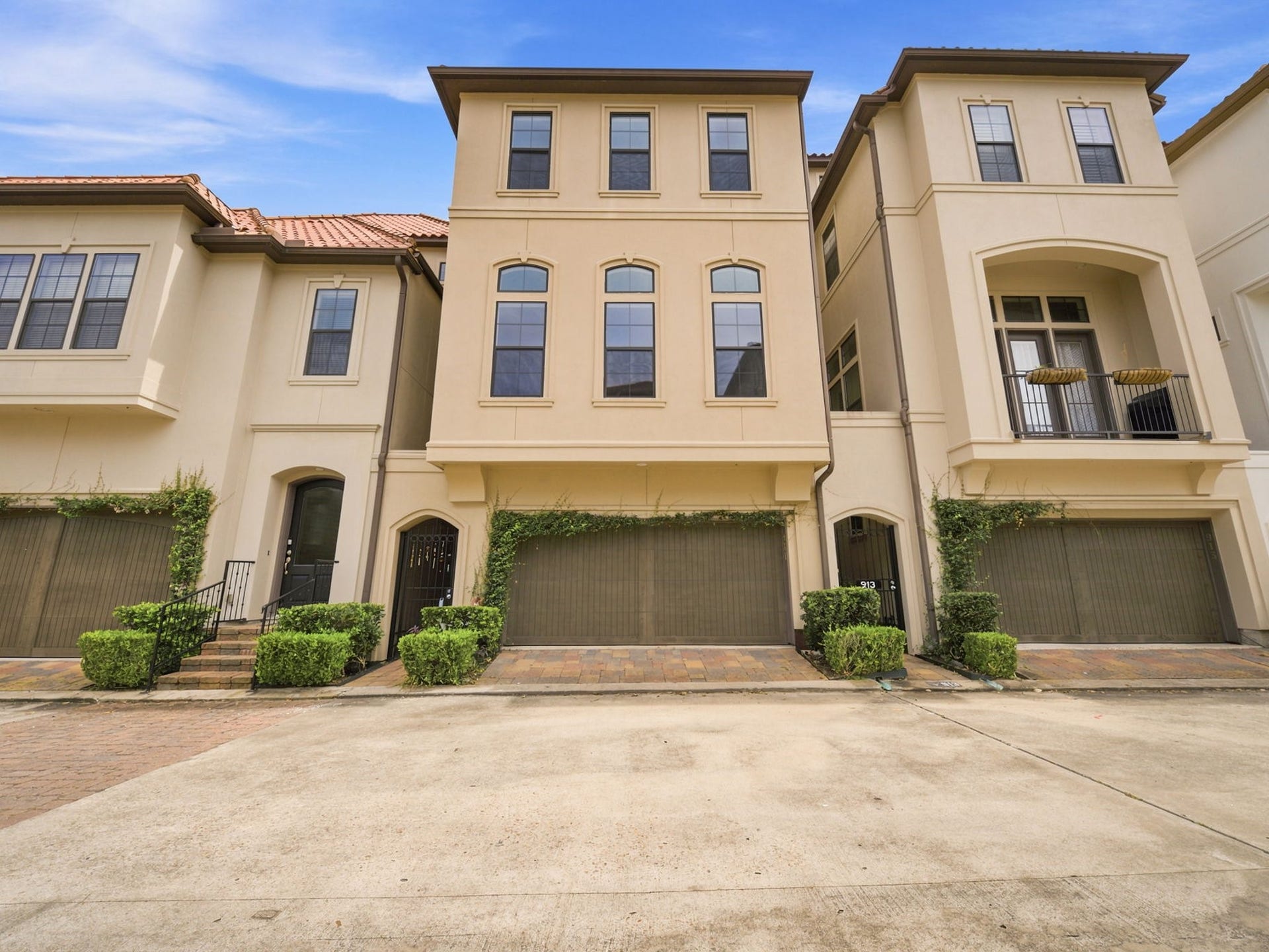 911 Queen Annes Road, Houston, TX 77024 911 Queen Annes Road, Houston, TX 77024