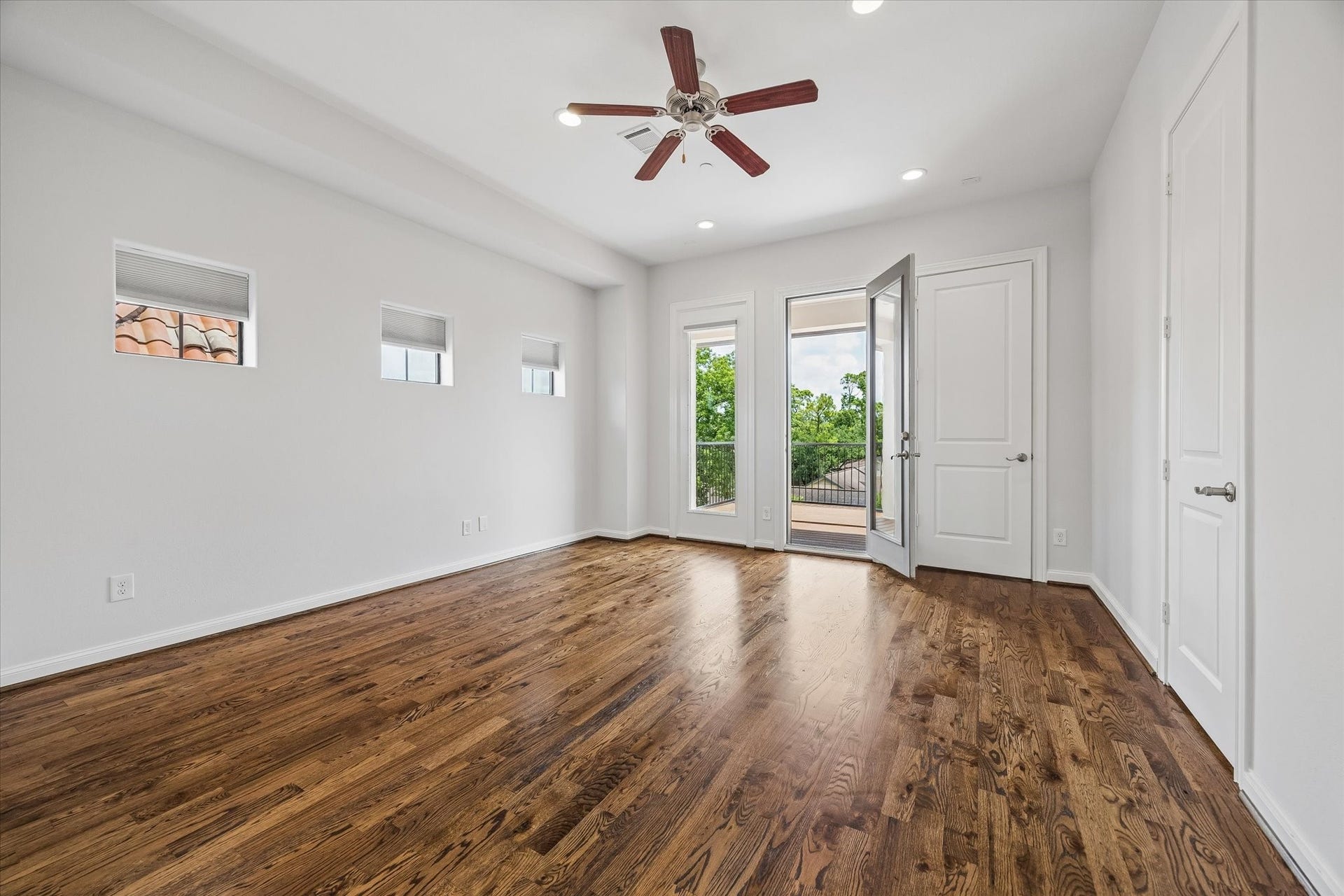 911 Queen Annes Road, Houston, TX 77024 Fourth Floor Ensuite Bedroom