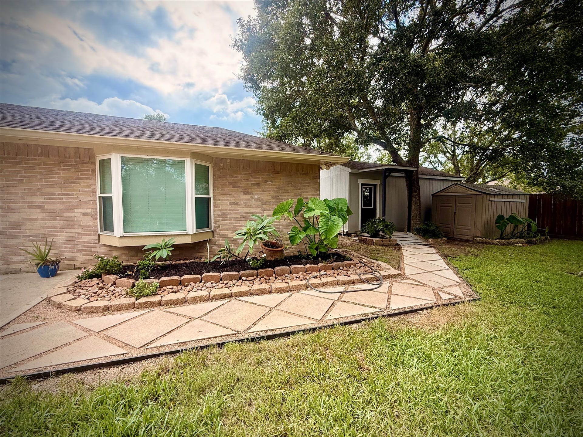 1309 Piney Woods Drive, Friendswood, TX 77546 Back walkway