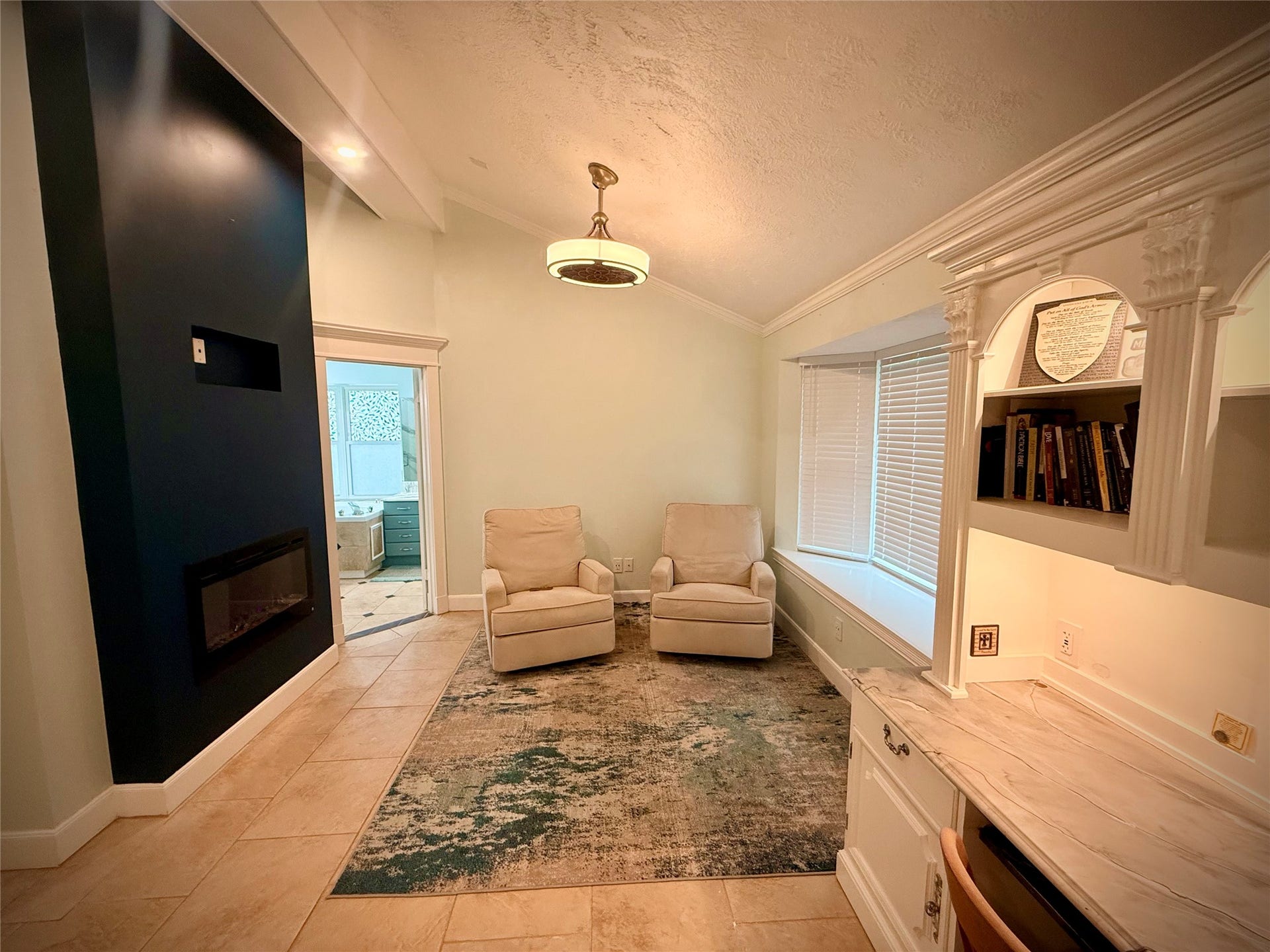 1309 Piney Woods Drive, Friendswood, TX 77546 Primary Suite with siitting area