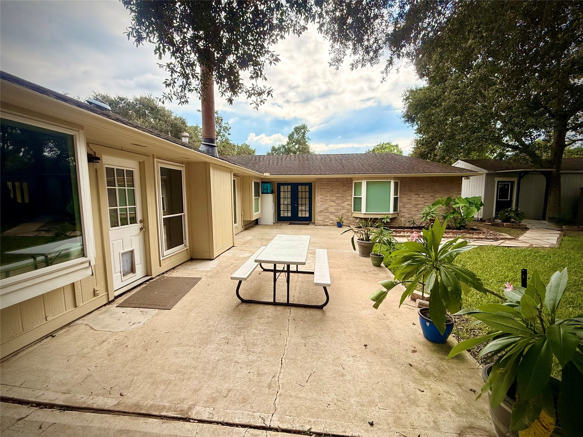 1309 Piney Woods Drive, Friendswood, TX 77546 Back Patio area