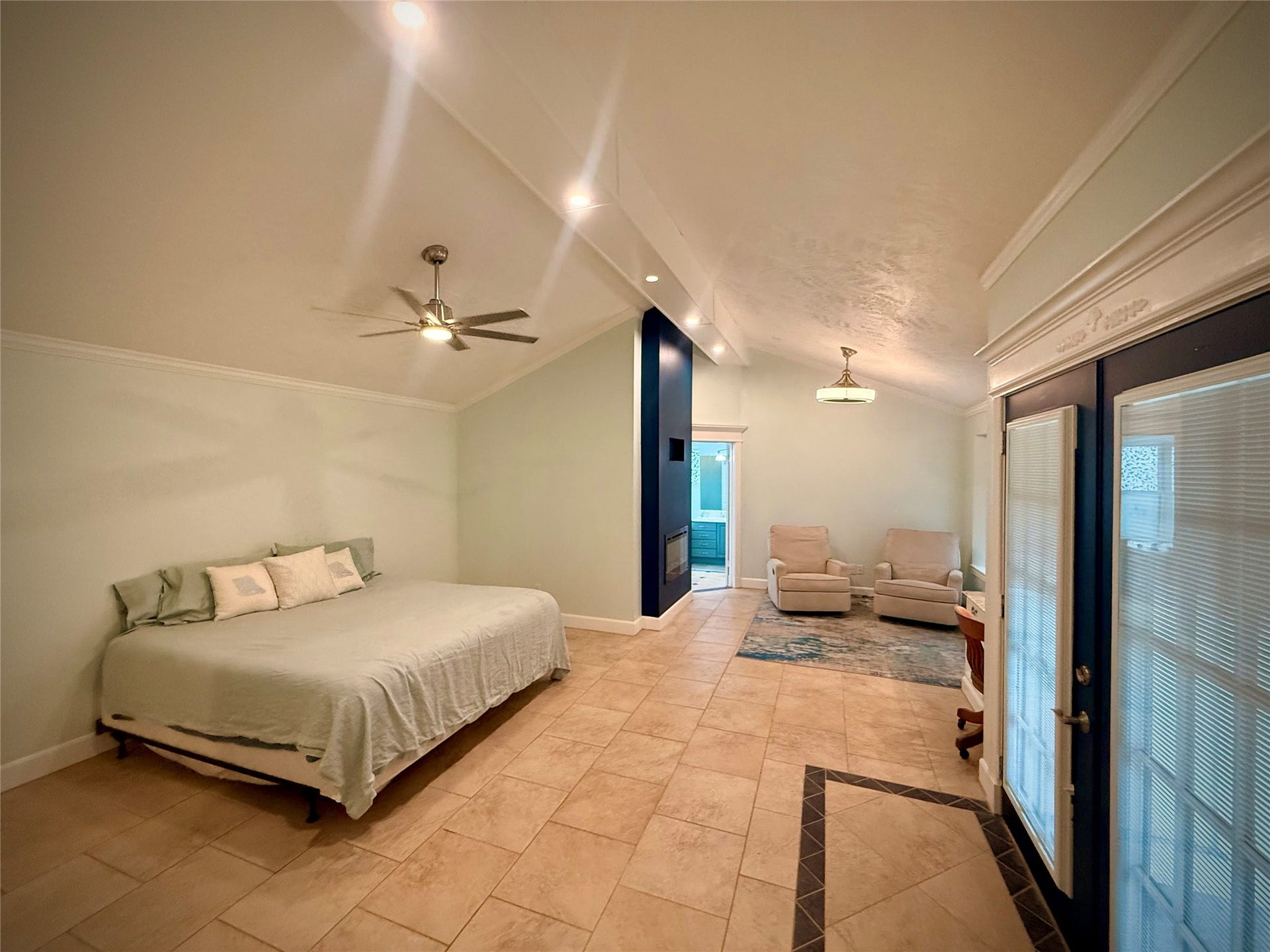 1309 Piney Woods Drive, Friendswood, TX 77546 Primary Suite with fireplace