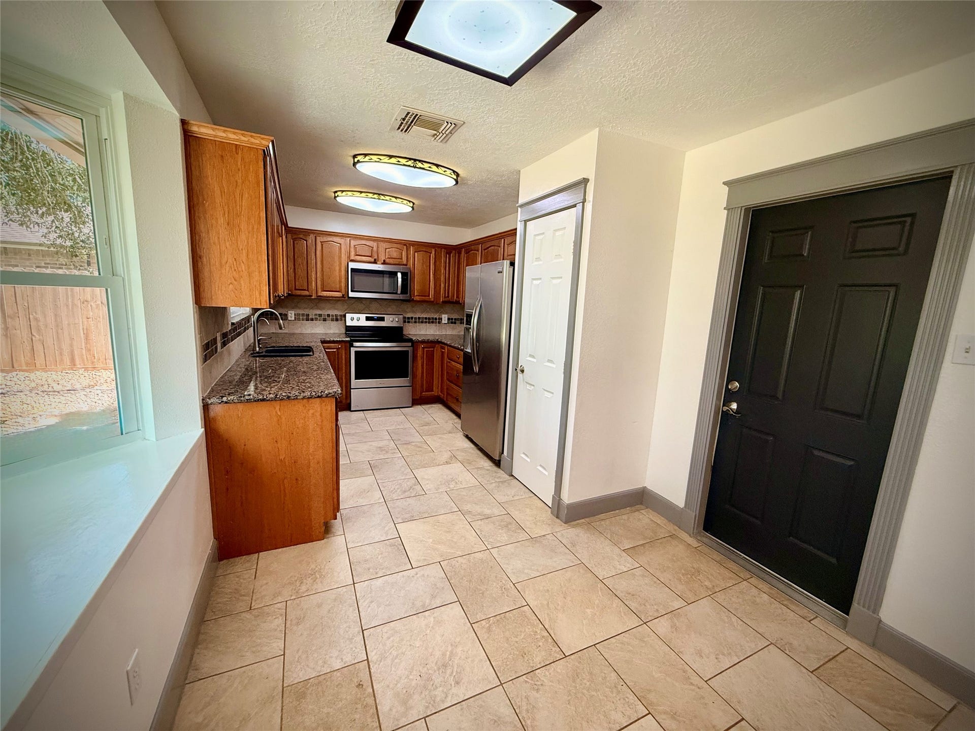 1309 Piney Woods Drive, Friendswood, TX 77546 Bay window in breakfast area.