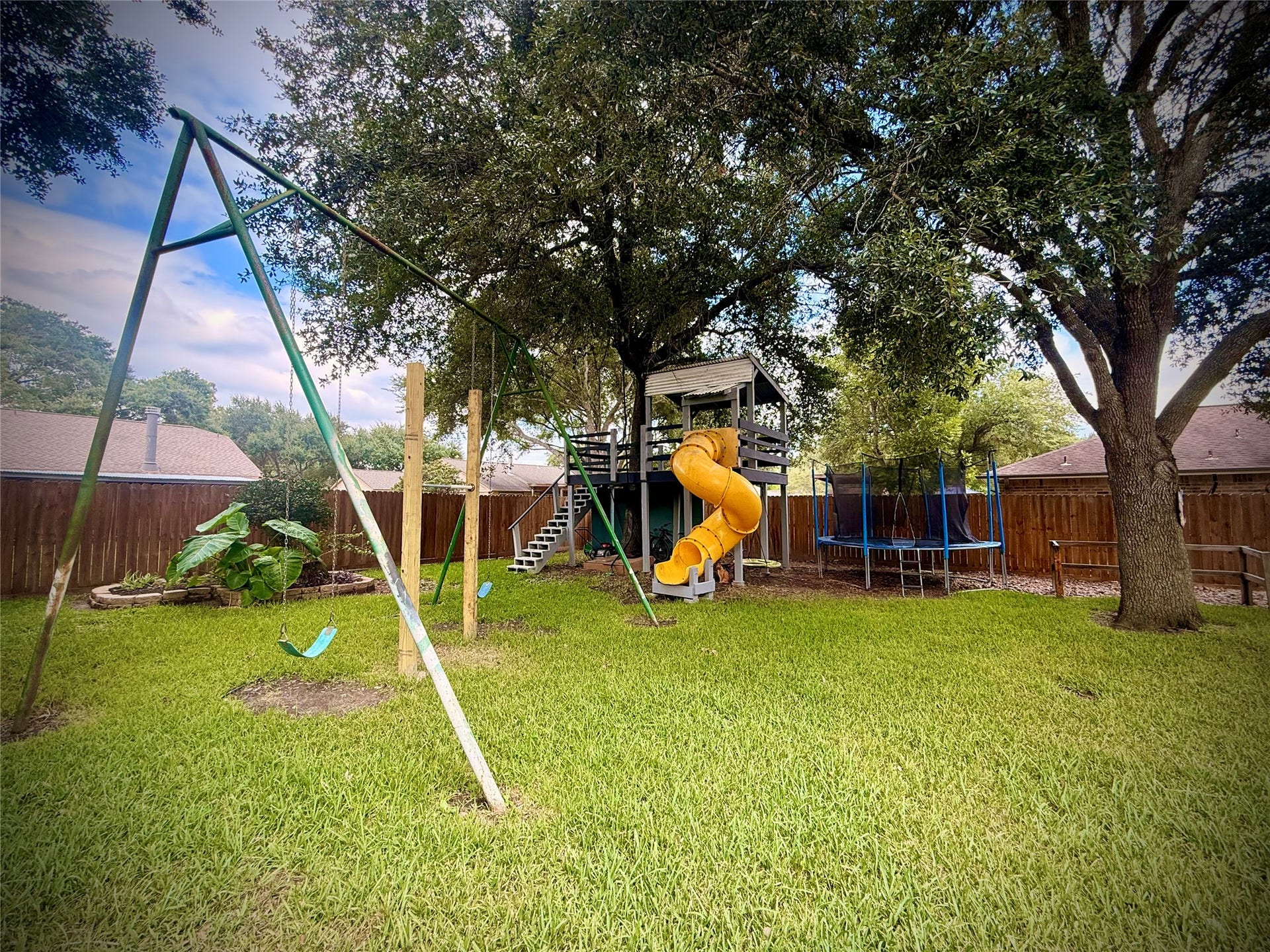 1309 Piney Woods Drive, Friendswood, TX 77546 Huge Treehouse