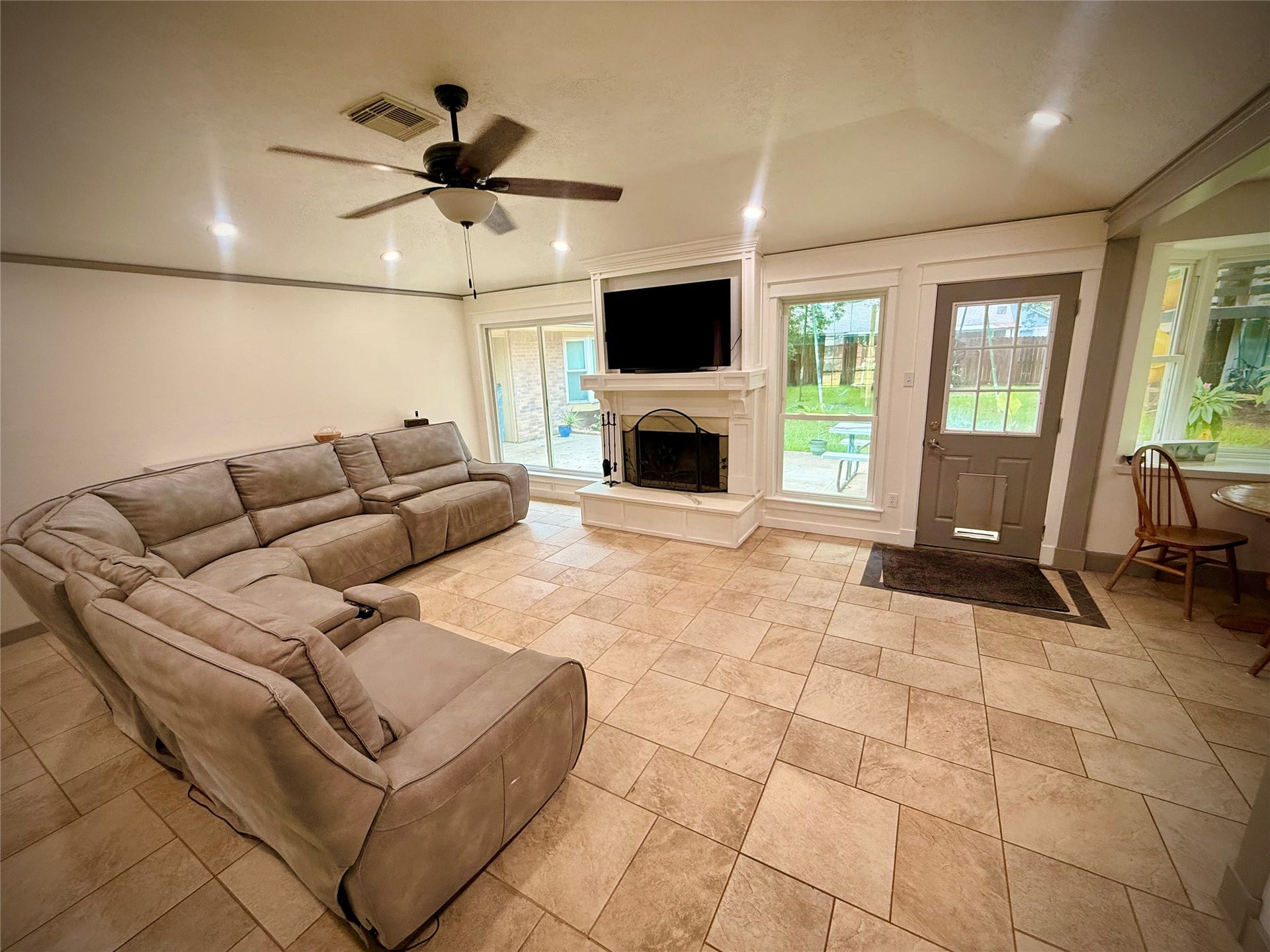 1309 Piney Woods Drive, Friendswood, TX 77546 Huge Family Room