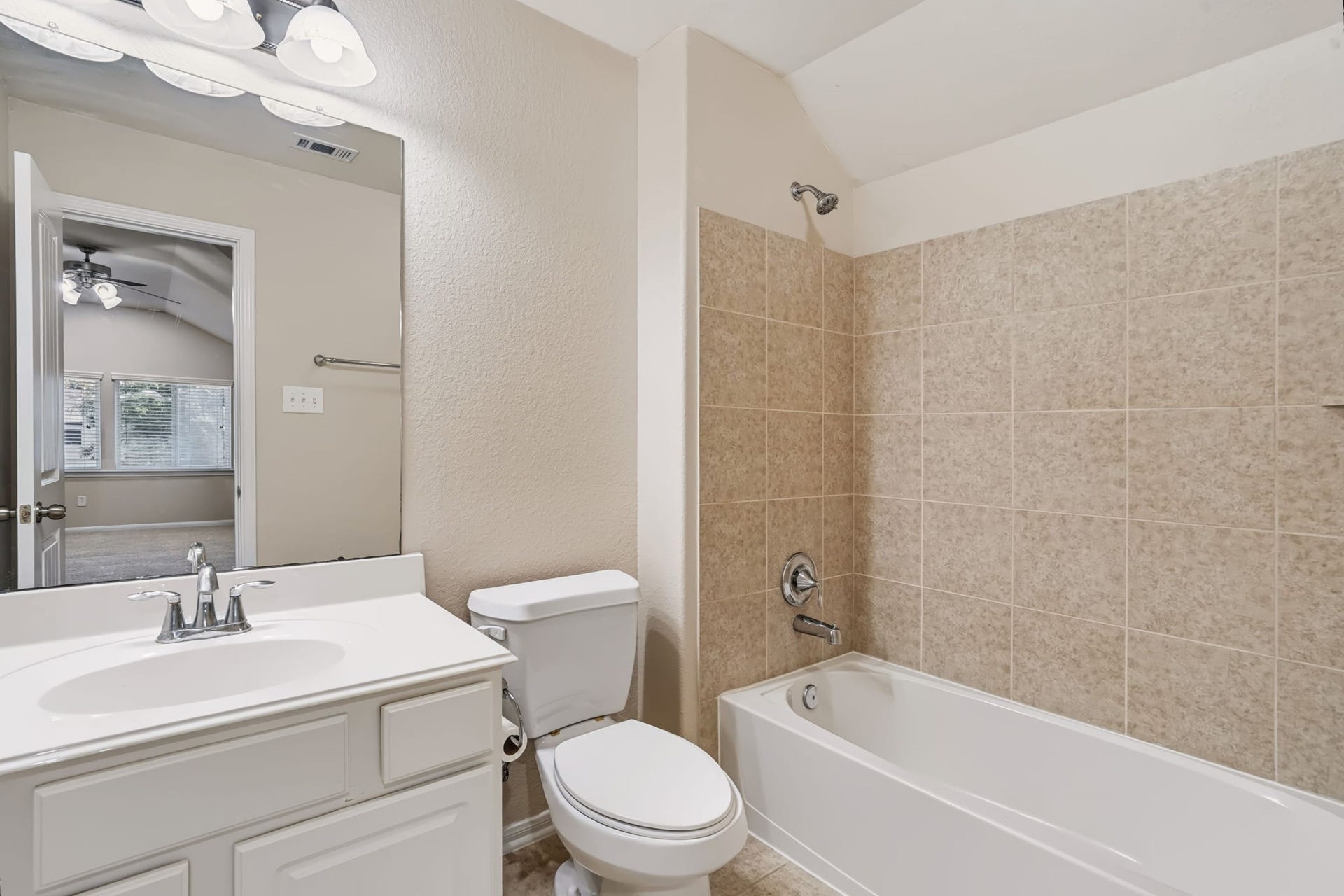 314 Trillium Drive, Sugar Land, TX 77479 Full second-floor bathroom with a shower/tub combo.
