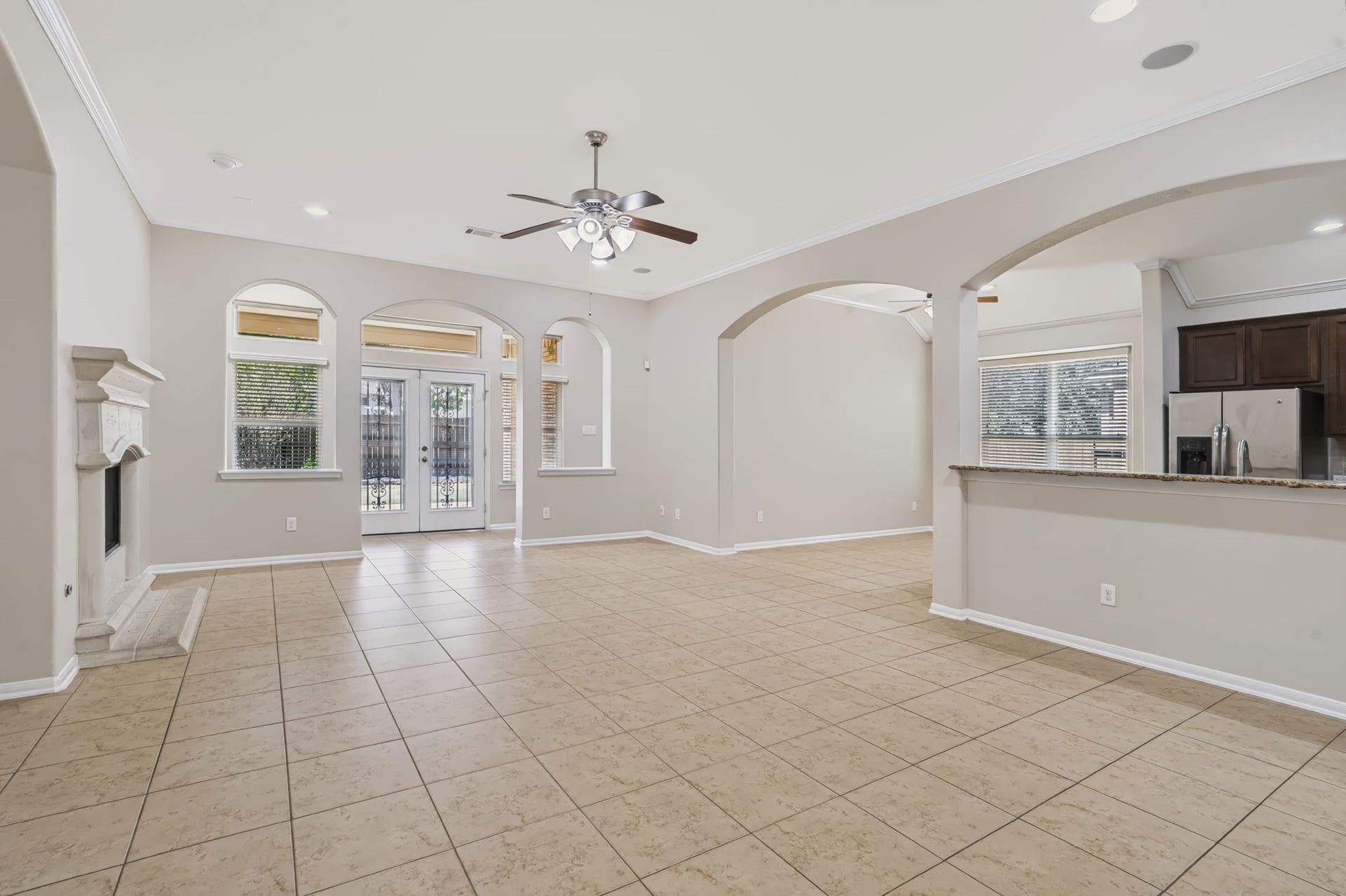 314 Trillium Drive, Sugar Land, TX 77479 The open-concept kitchen flows into the breakfast area and family room, creating an inviting, connected living space for entertaining and everyday living.