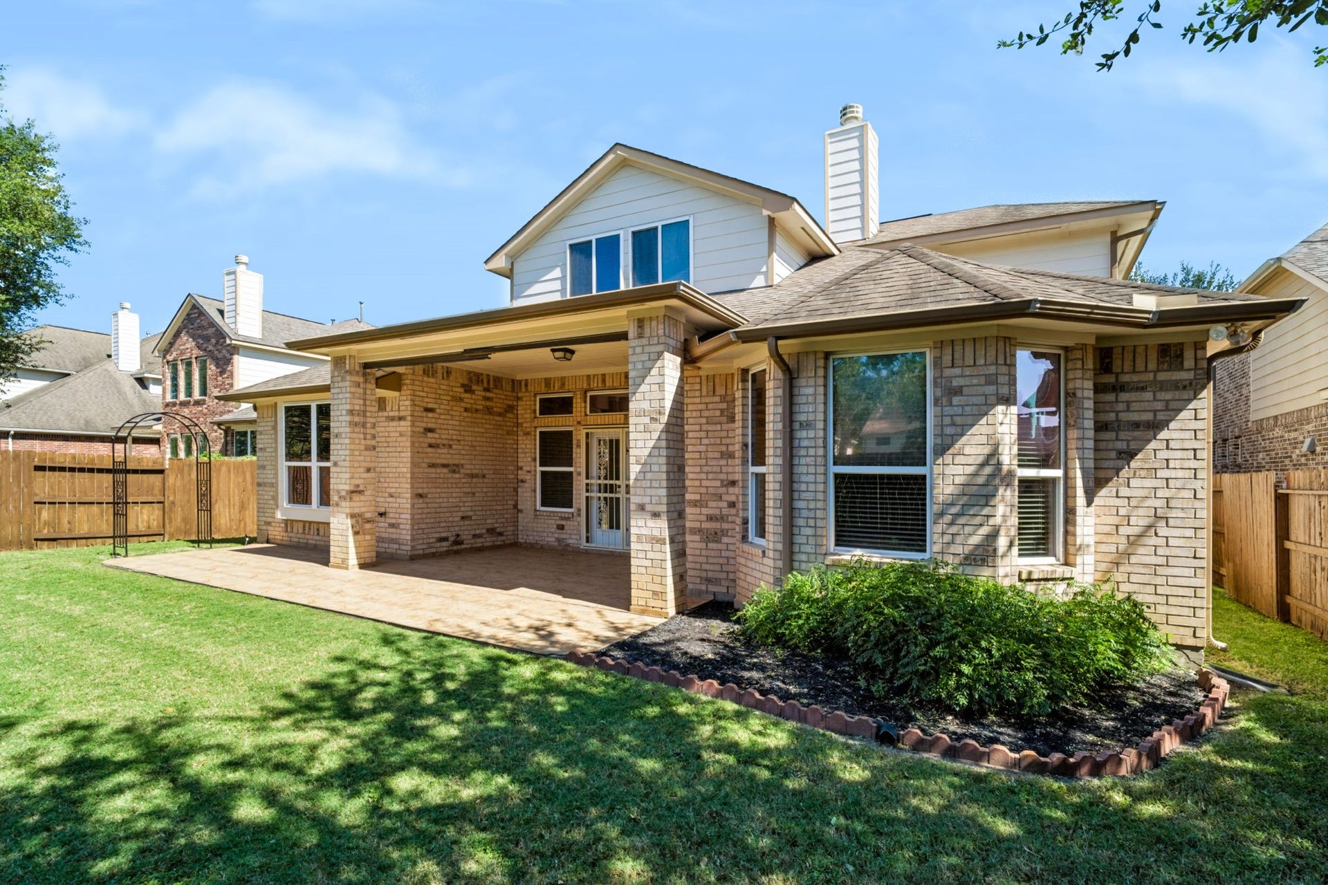 314 Trillium Drive, Sugar Land, TX 77479 Step outside to a peaceful backyard with no rear neighbors, perfect for BBQs and outdoor entertaining.