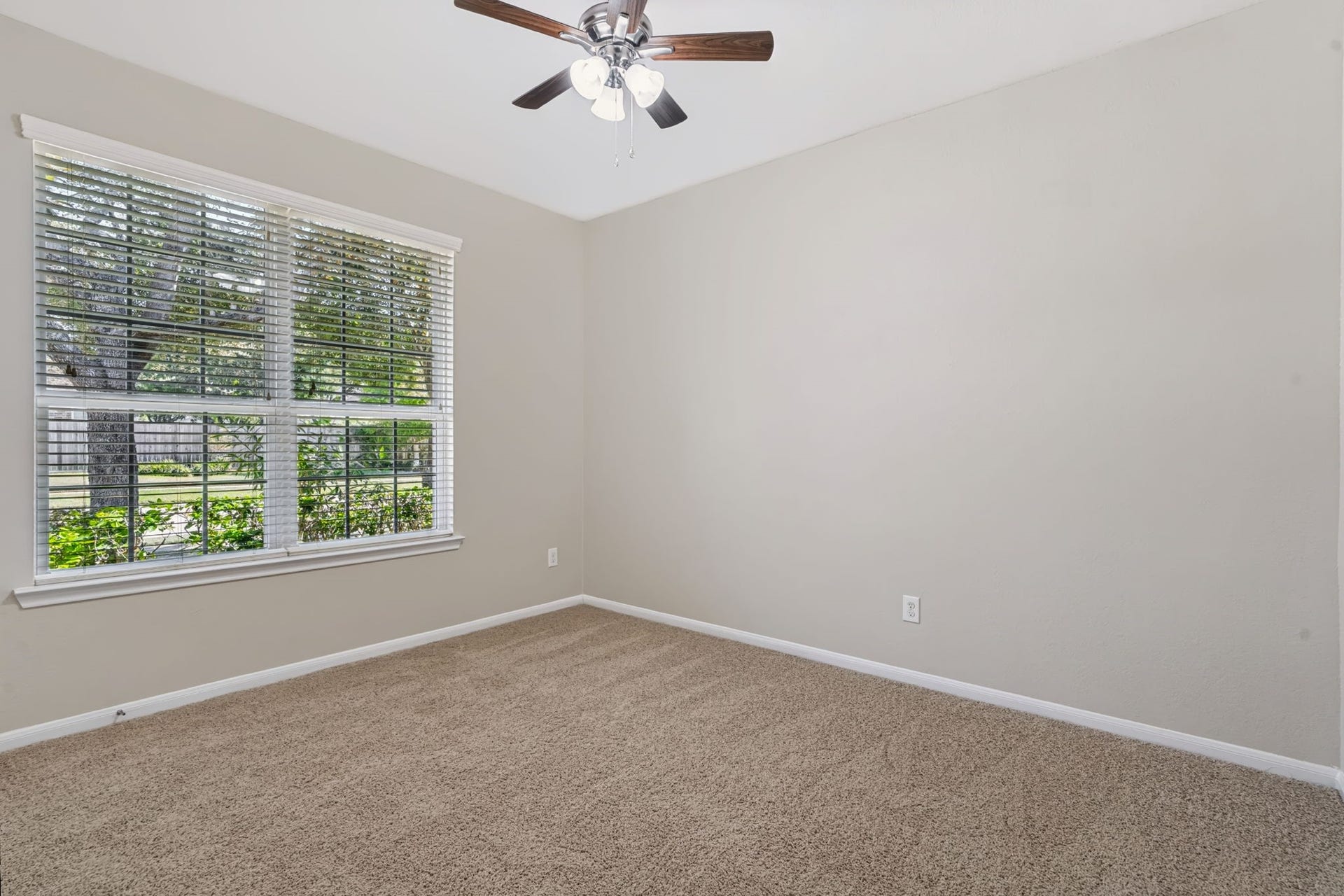 314 Trillium Drive, Sugar Land, TX 77479 Make this home your own neutral paint and carpet is move-in ready and goes with any decor.