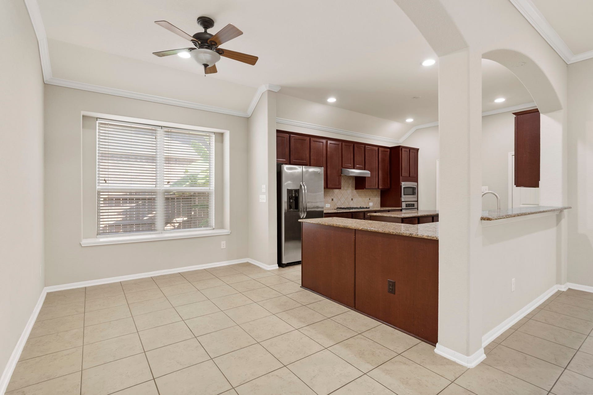 314 Trillium Drive, Sugar Land, TX 77479 Enjoy morning coffee or casual meals in the sunlit breakfast area, where a large window brings in natural light and creates a warm, inviting atmosphere.