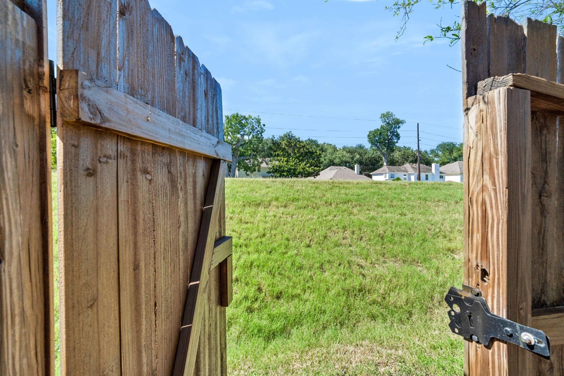 314 Trillium Drive, Sugar Land, TX 77479 A back gate opens directly to a greenbelt, great for dog walks or mountain biking.