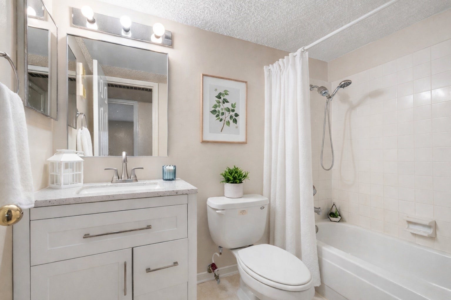 6701 Sands Point Drive, #61, Houston, TX 77074 Hall bath for convenience and guest use.