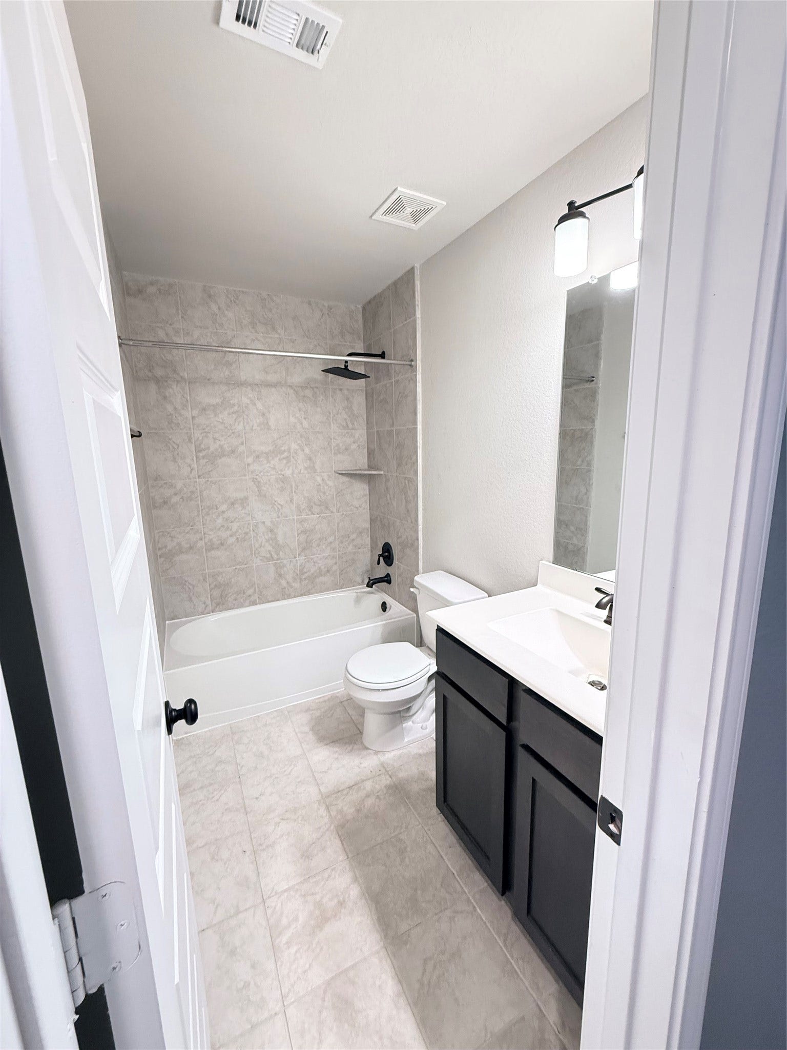 18669 Blue Spruce Lane, Magnolia, TX 77355 Upstairs full bathroom