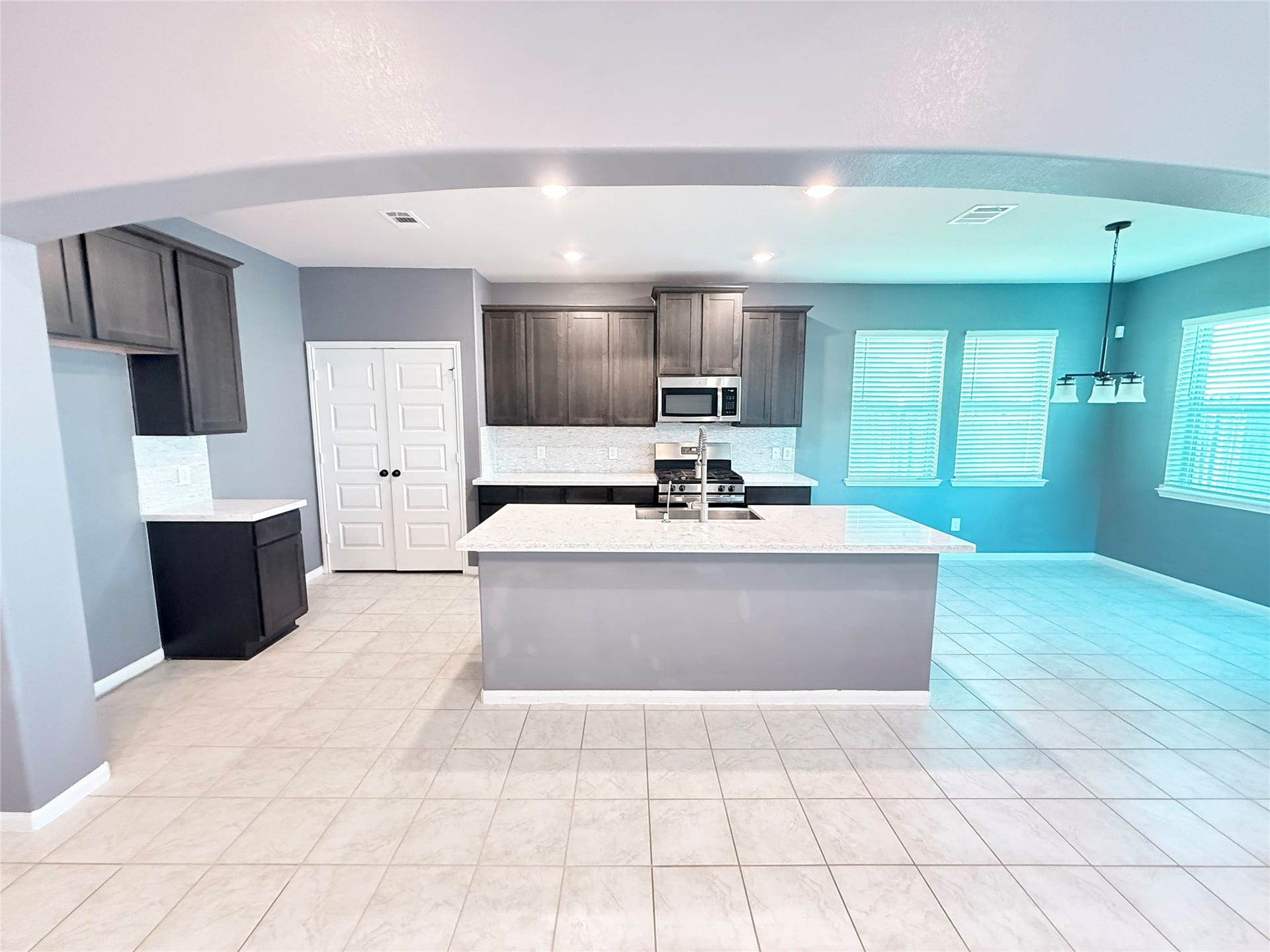 18669 Blue Spruce Lane, Magnolia, TX 77355 Over sized kitchen island