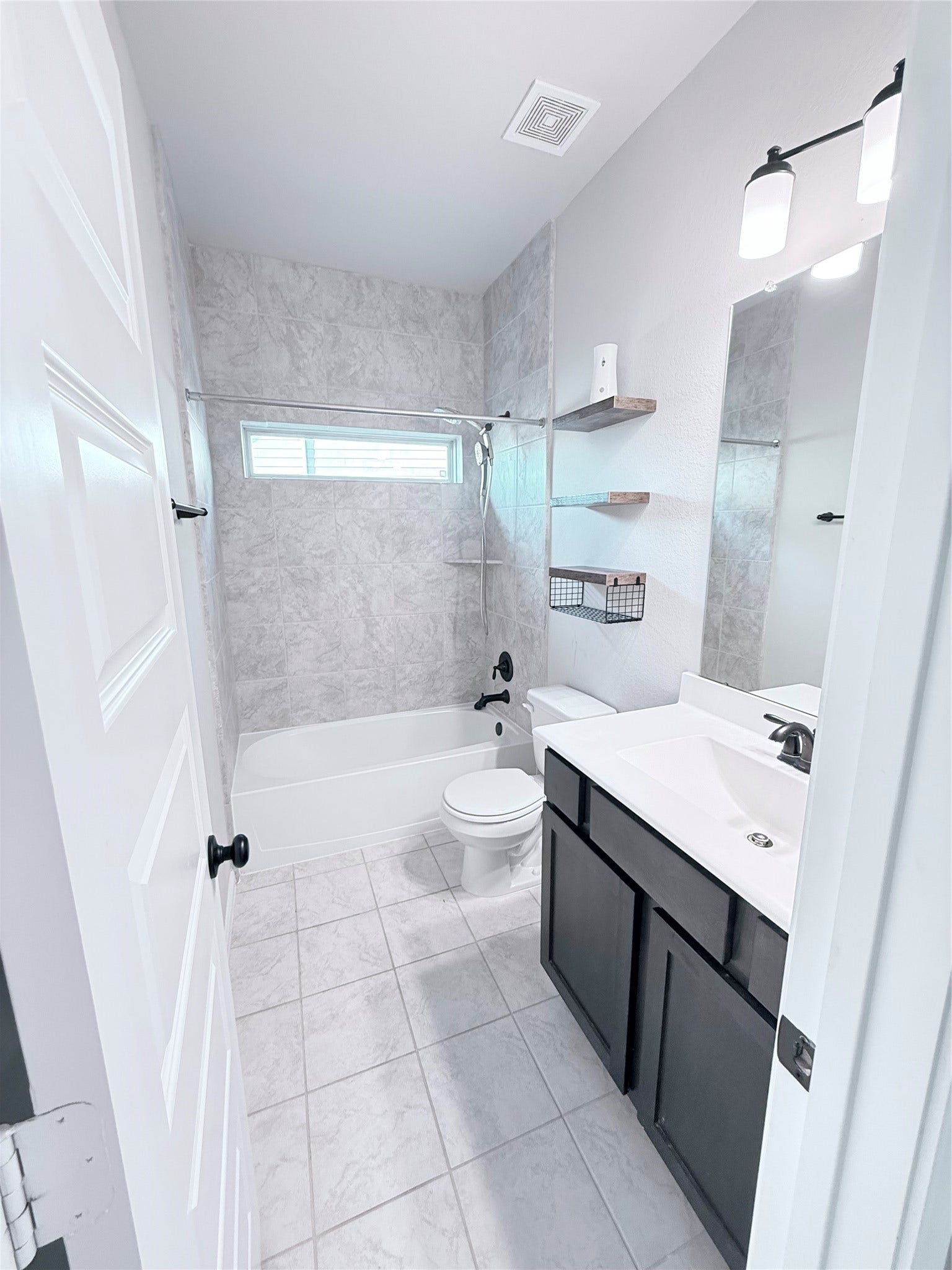 18669 Blue Spruce Lane, Magnolia, TX 77355 Secondary bathroom in between two downstairs secondary bedrooms