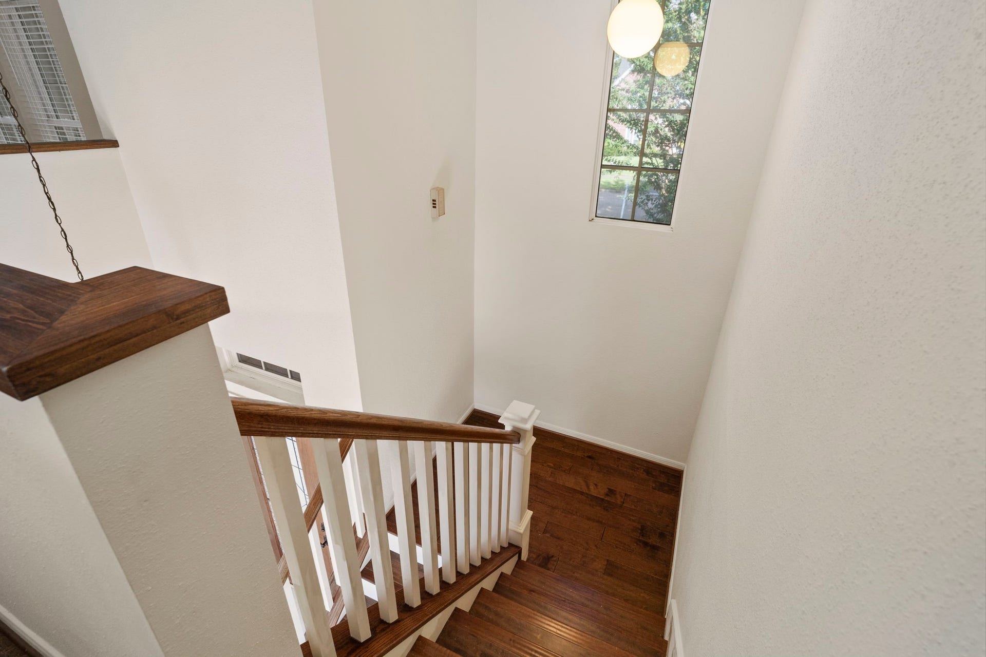 2915 Cane Field Drive, Sugar Land, TX 77479 Hardwood stairs & flooring add warmth, while a tall window brings natural light into the stairway.