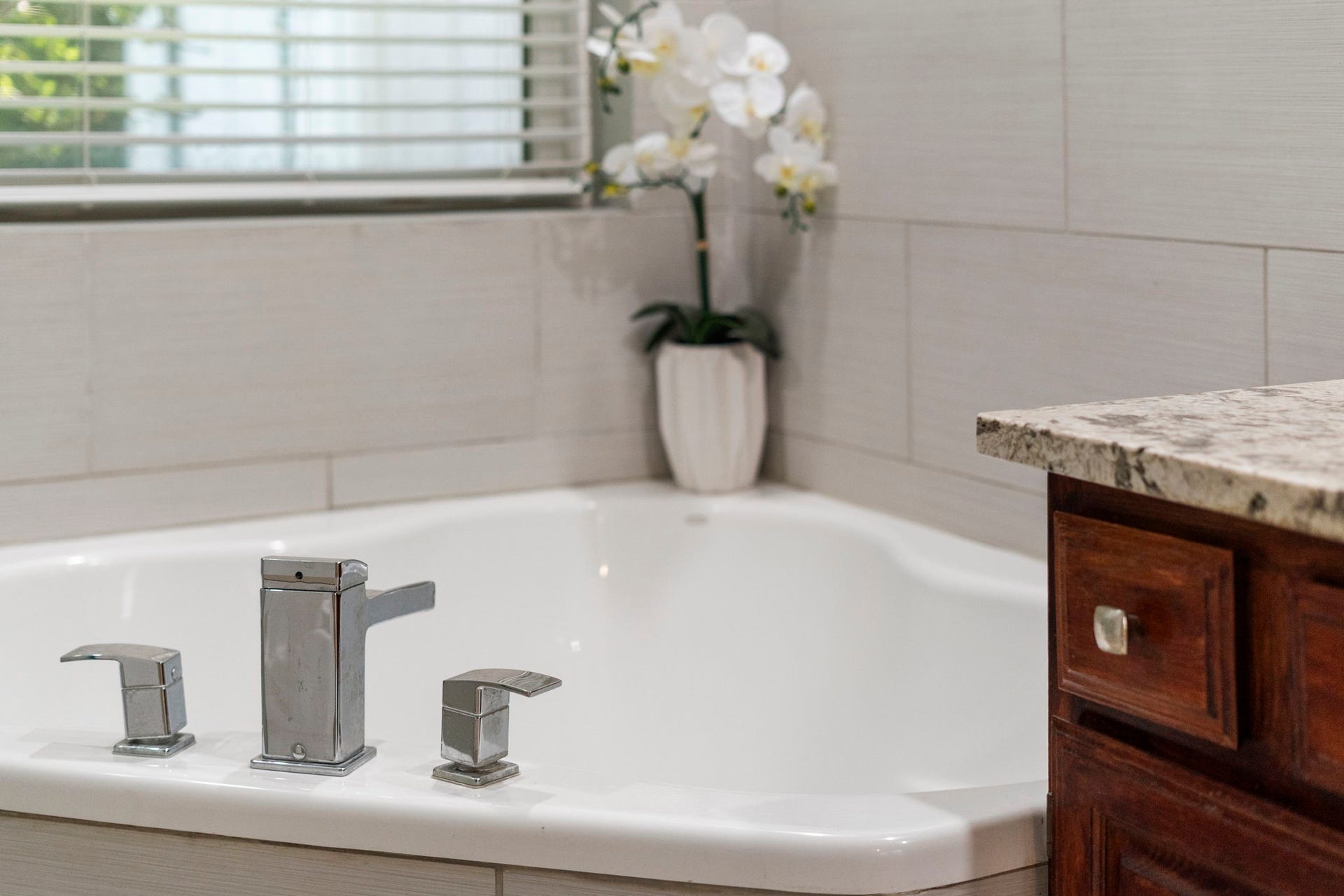 2915 Cane Field Drive, Sugar Land, TX 77479 A deep soaking tub surrounded by modern tile creates a relaxing focal point within the updated primary bath.