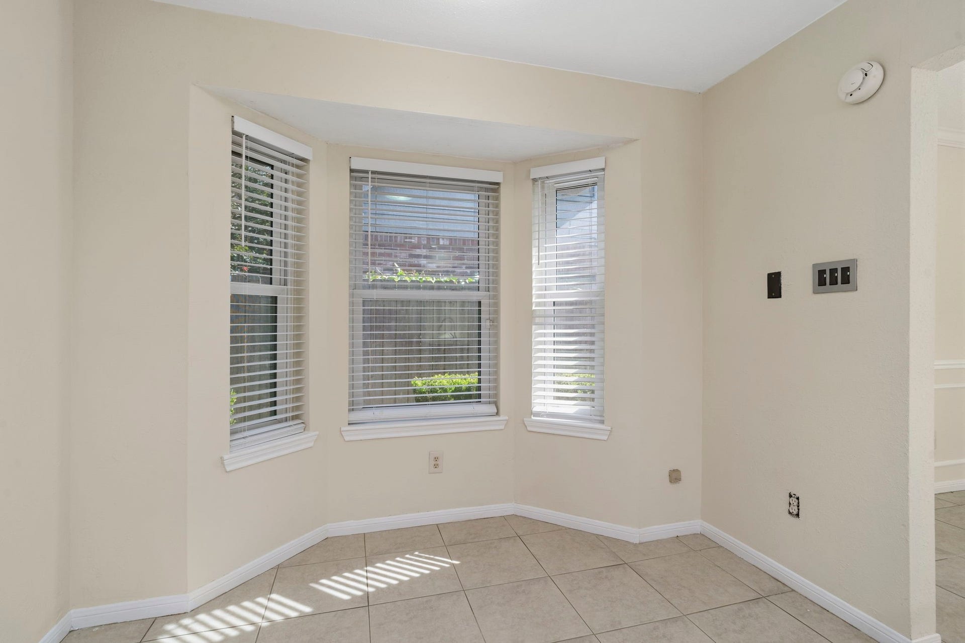 2915 Cane Field Drive, Sugar Land, TX 77479 A sun-filled breakfast nook with bay windows creates a bright & inviting space for casual dining just off the kitchen.