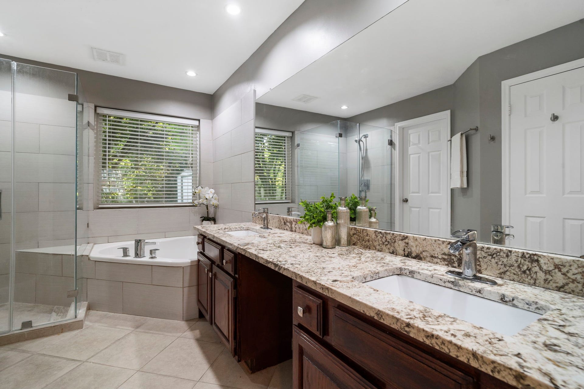2915 Cane Field Drive, Sugar Land, TX 77479 An expansive dual vanity offers generous counter space & storage, complemented by a full-width mirror that enhances the primary baths bright, open feel.