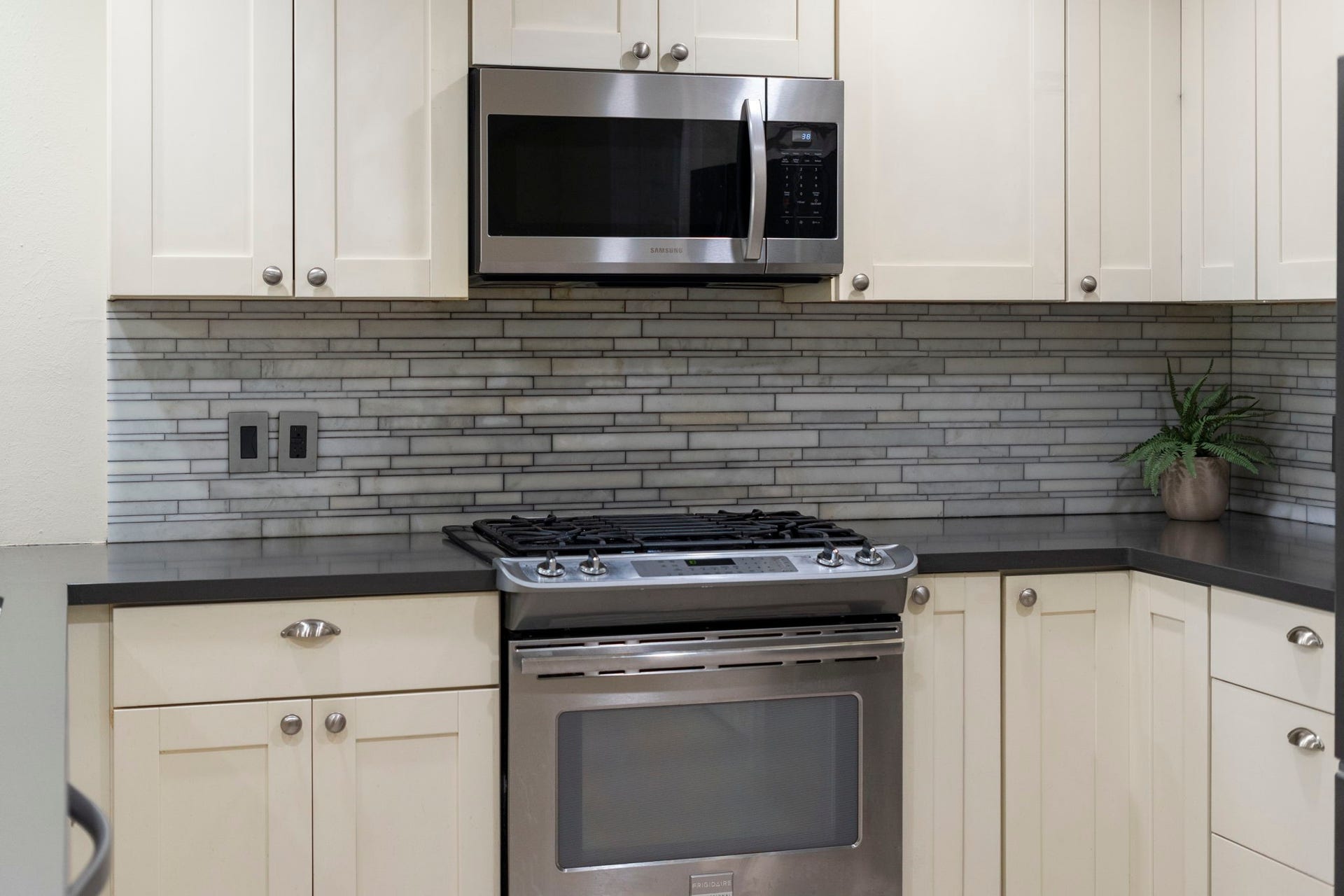 2915 Cane Field Drive, Sugar Land, TX 77479 A closer look highlights the linear tile backsplash, adding subtle texture & modern contrast to the kitchens clean design.