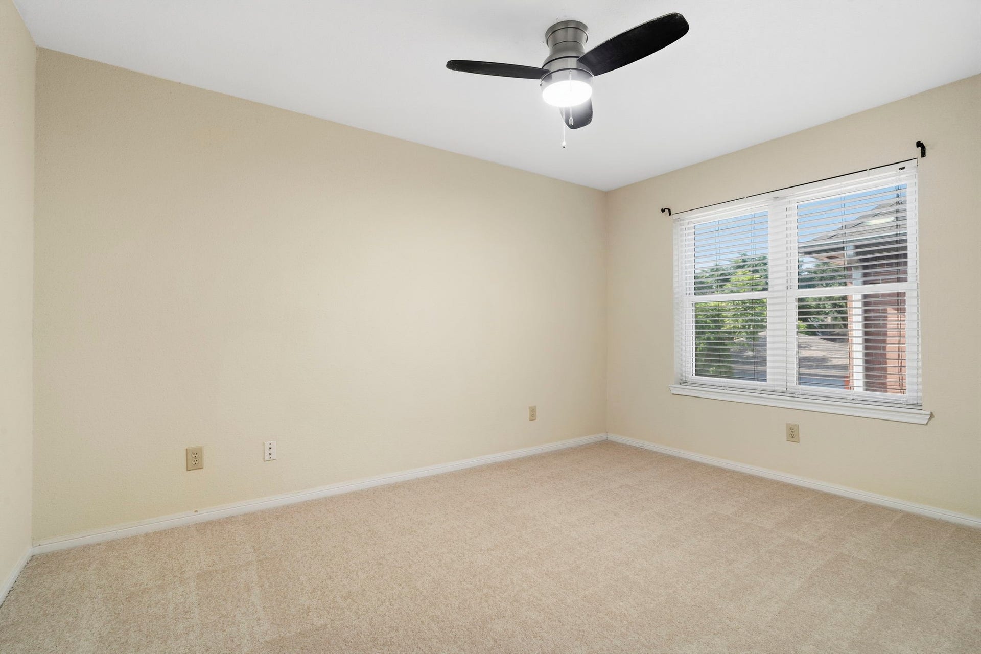 2915 Cane Field Drive, Sugar Land, TX 77479 A spacious secondary bedroom with great natural light & a ceiling fan.