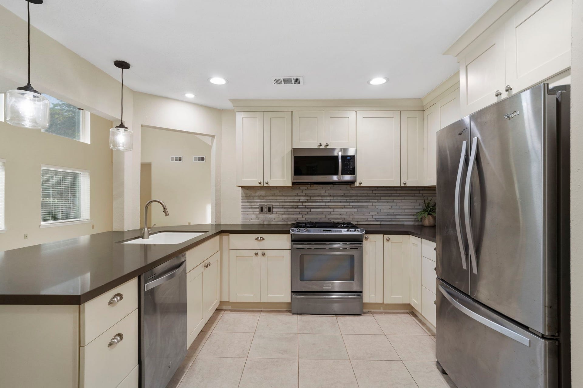 2915 Cane Field Drive, Sugar Land, TX 77479 Modern pendant & recessed lighting brighten the kitchen.