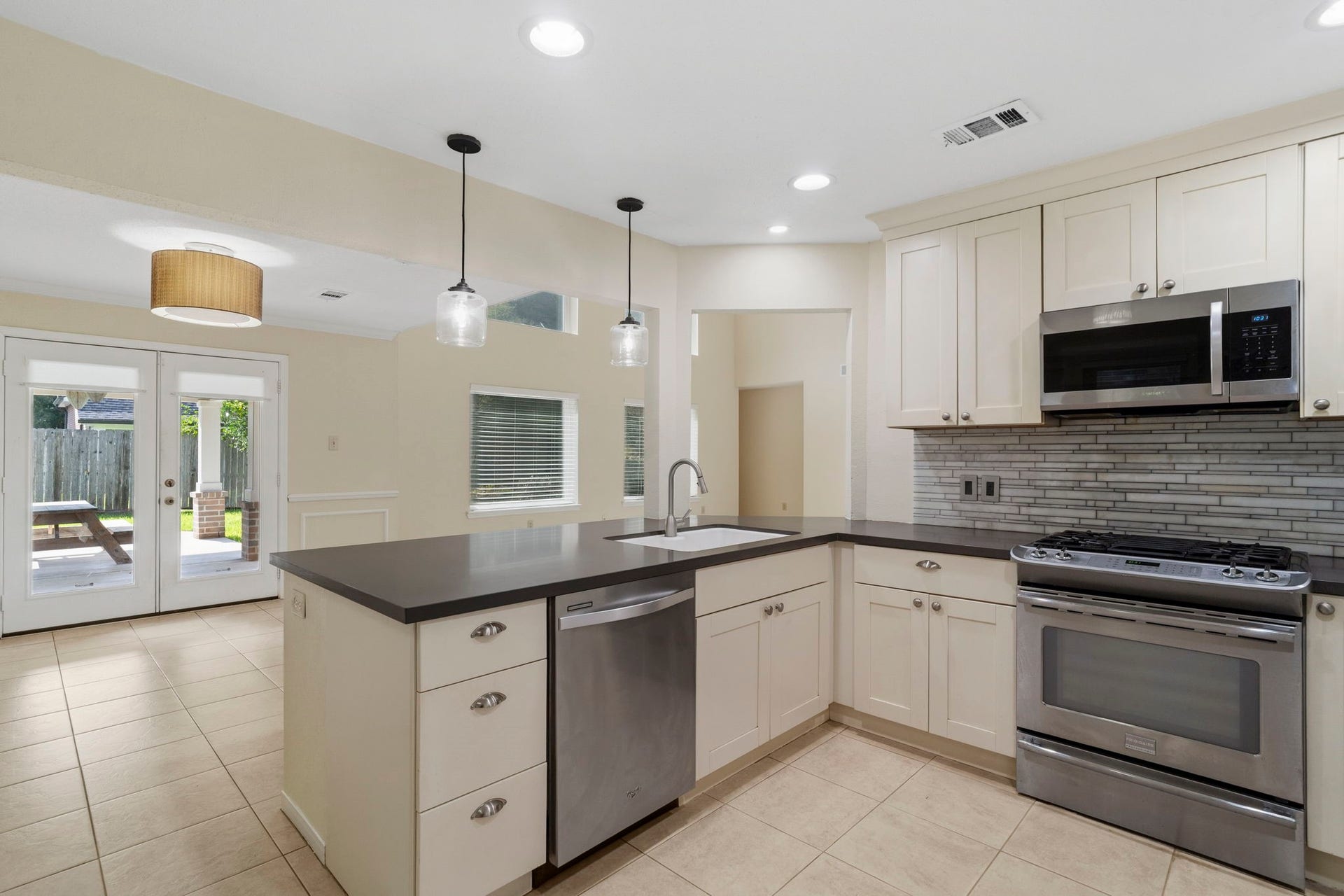 2915 Cane Field Drive, Sugar Land, TX 77479 The open kitchen design keeps everything connected, with clear sightlines to the dining area & easy access to the covered back patio.