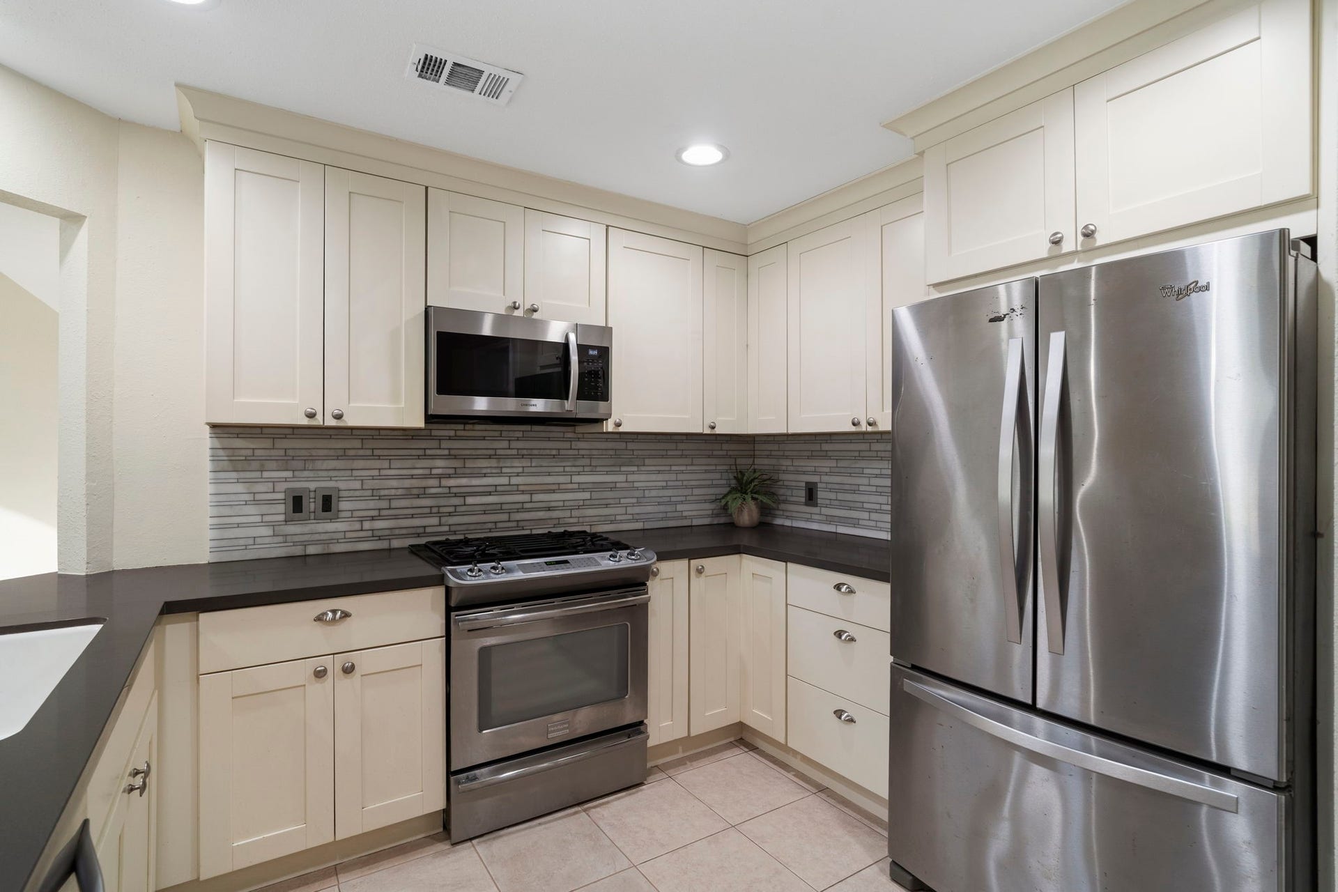 2915 Cane Field Drive, Sugar Land, TX 77479 Shaker-style cabinetry extends to the ceiling, maximizing storage while giving the kitchen a clean, streamlined look.