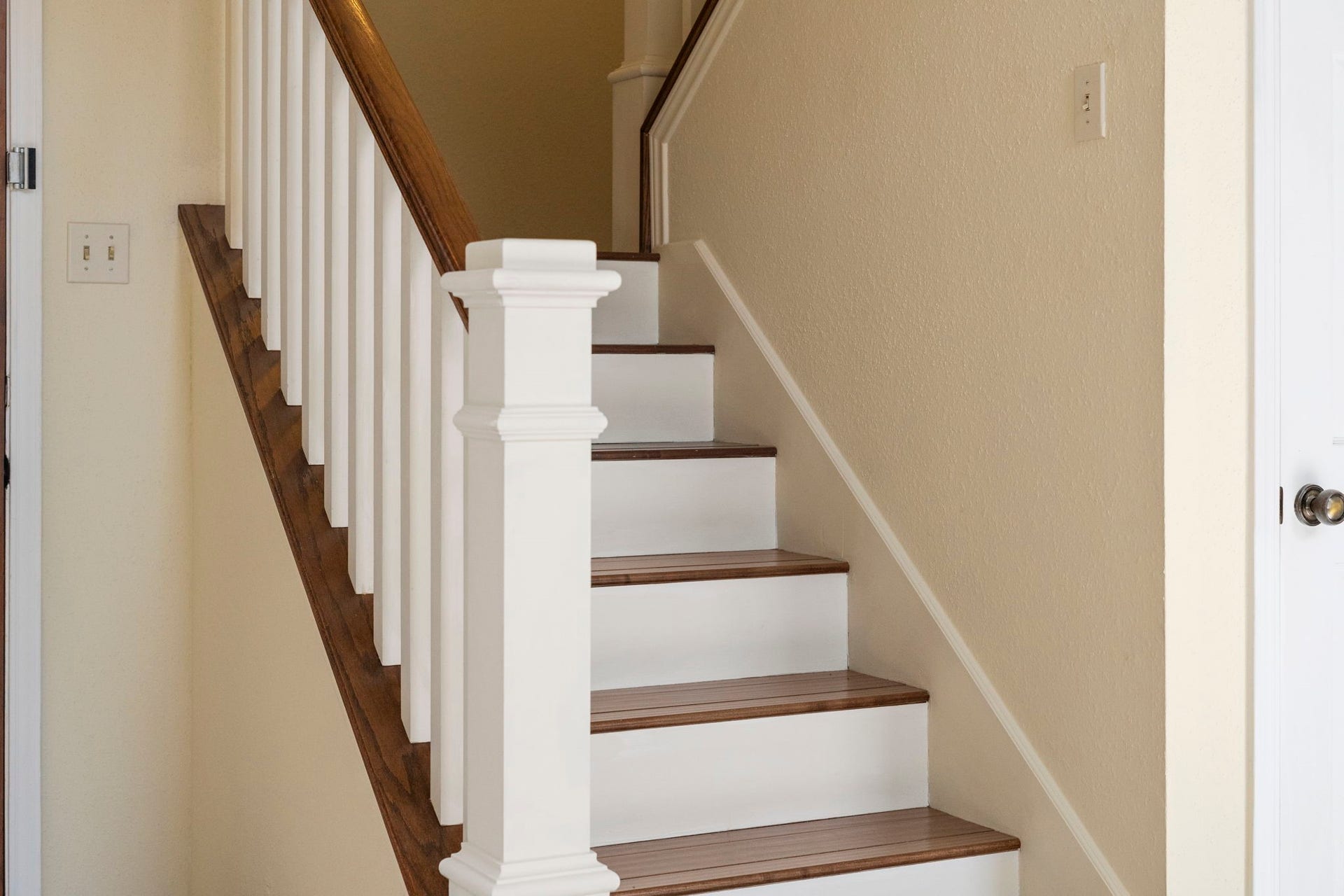 2915 Cane Field Drive, Sugar Land, TX 77479 Beautiful wood stair treads & handrails create a warm contrast against crisp white trim.