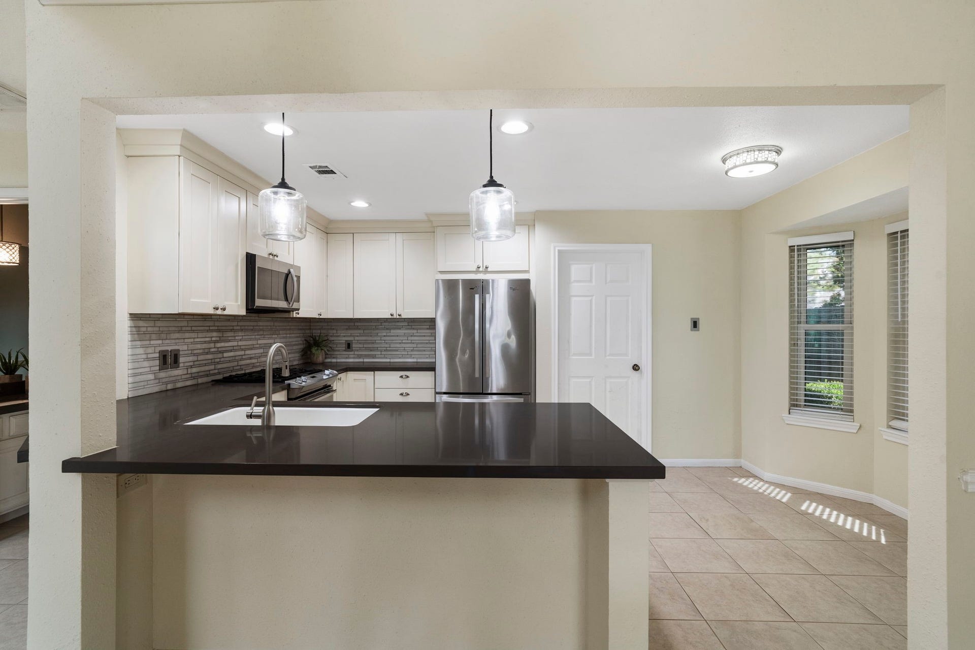 2915 Cane Field Drive, Sugar Land, TX 77479 The kitchen features crisp white cabinetry, stainless steel appliances & generous counter space.