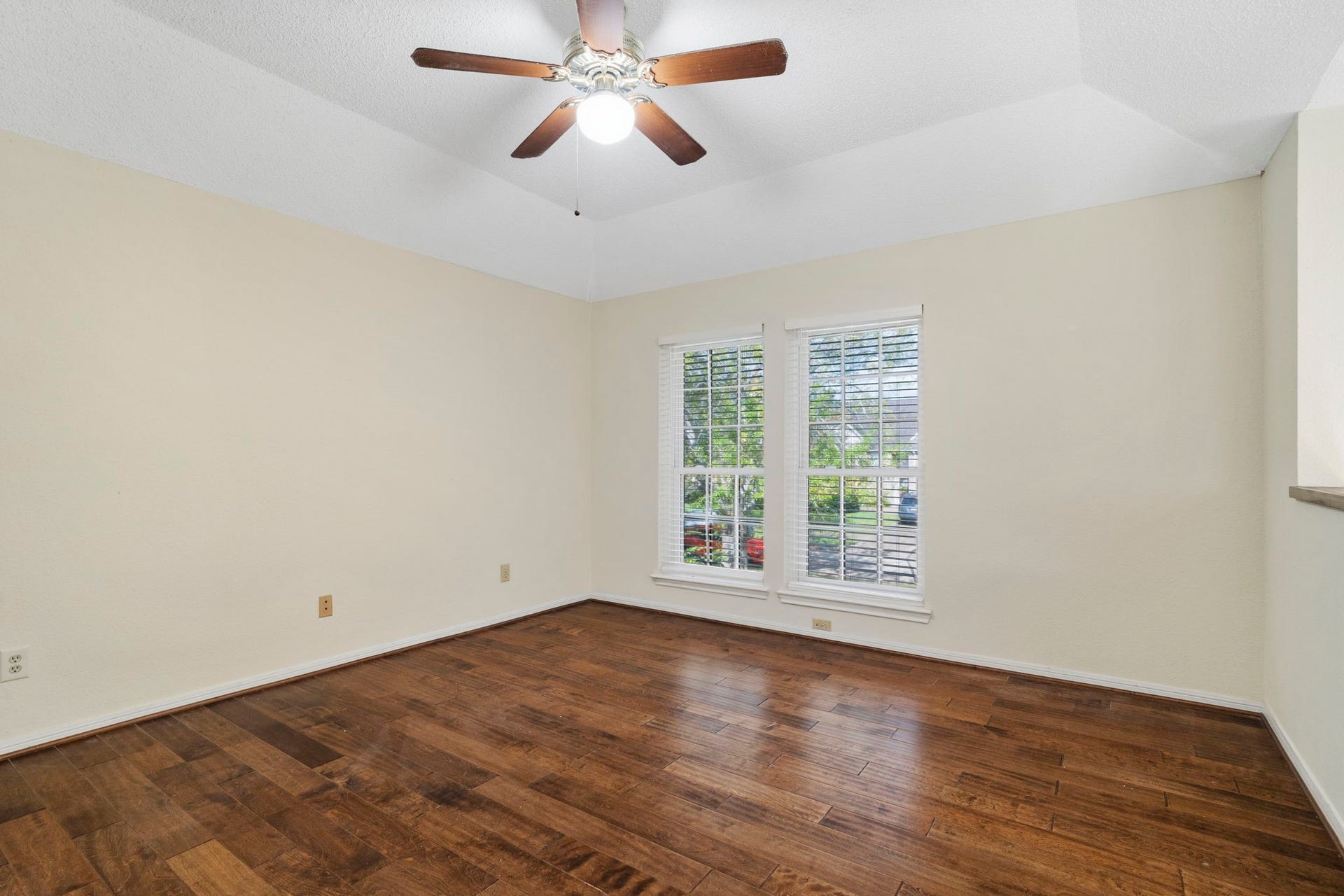 2915 Cane Field Drive, Sugar Land, TX 77479 Spacious game room with hardwood flooring, a vaulted ceiling & plenty of natural light.