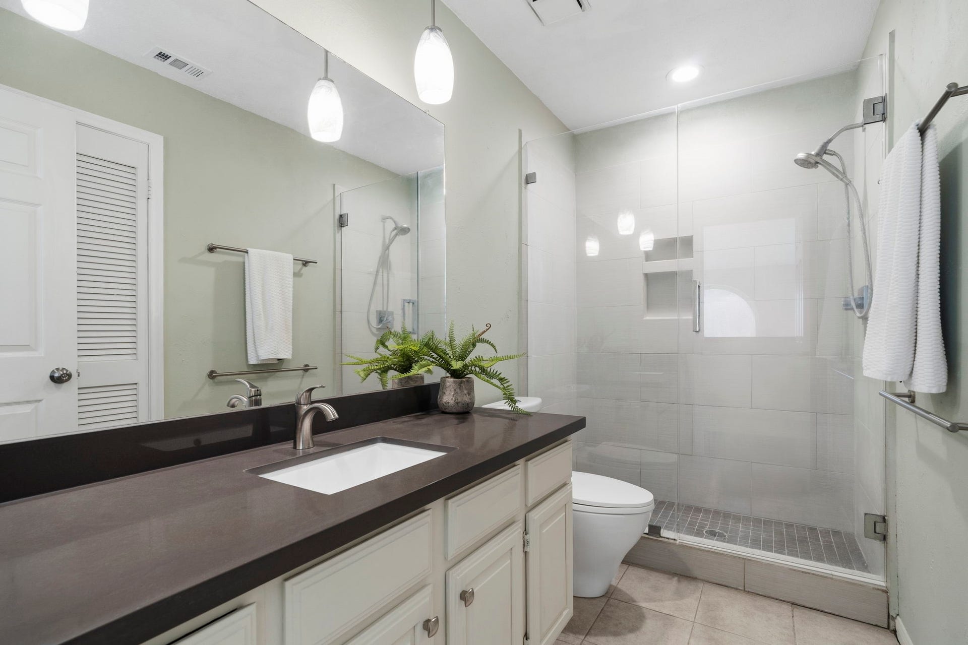2915 Cane Field Drive, Sugar Land, TX 77479 Updated secondary bath with a sleek frameless glass shower, modern tile & contemporary finishes.