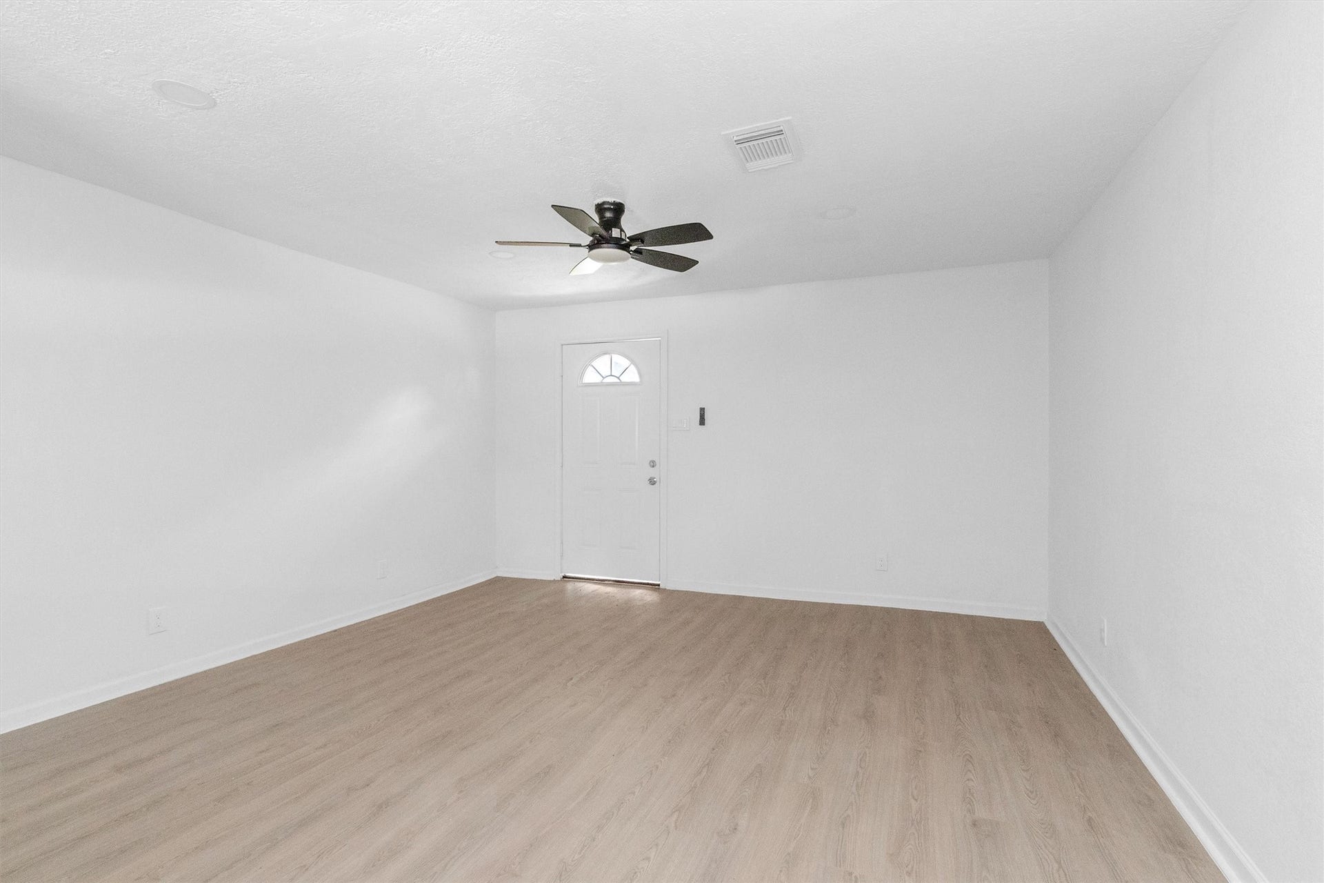 16016 Green Manor Drive, Houston, TX 77396 living room