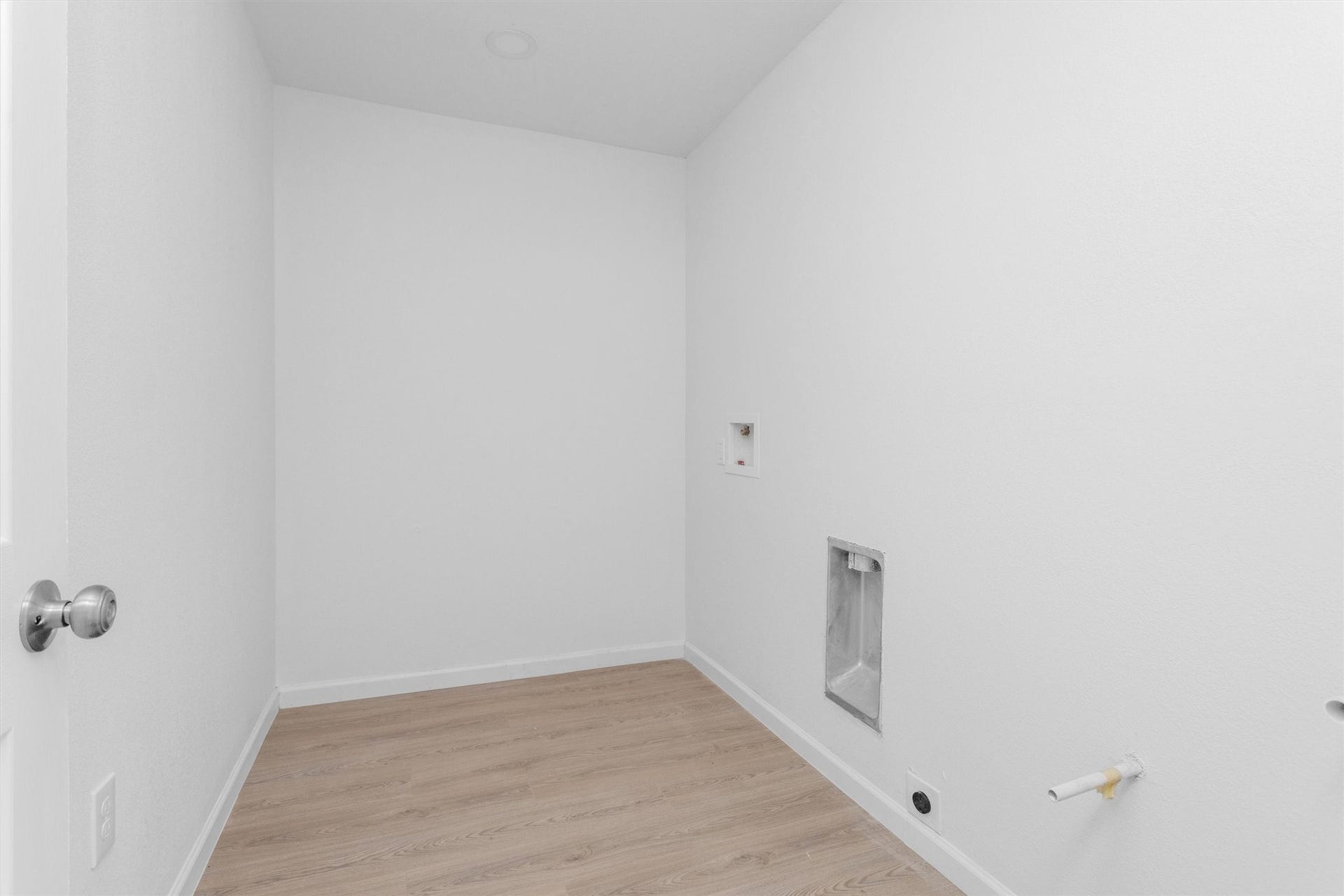 16016 Green Manor Drive, Houston, TX 77396 Laundry room