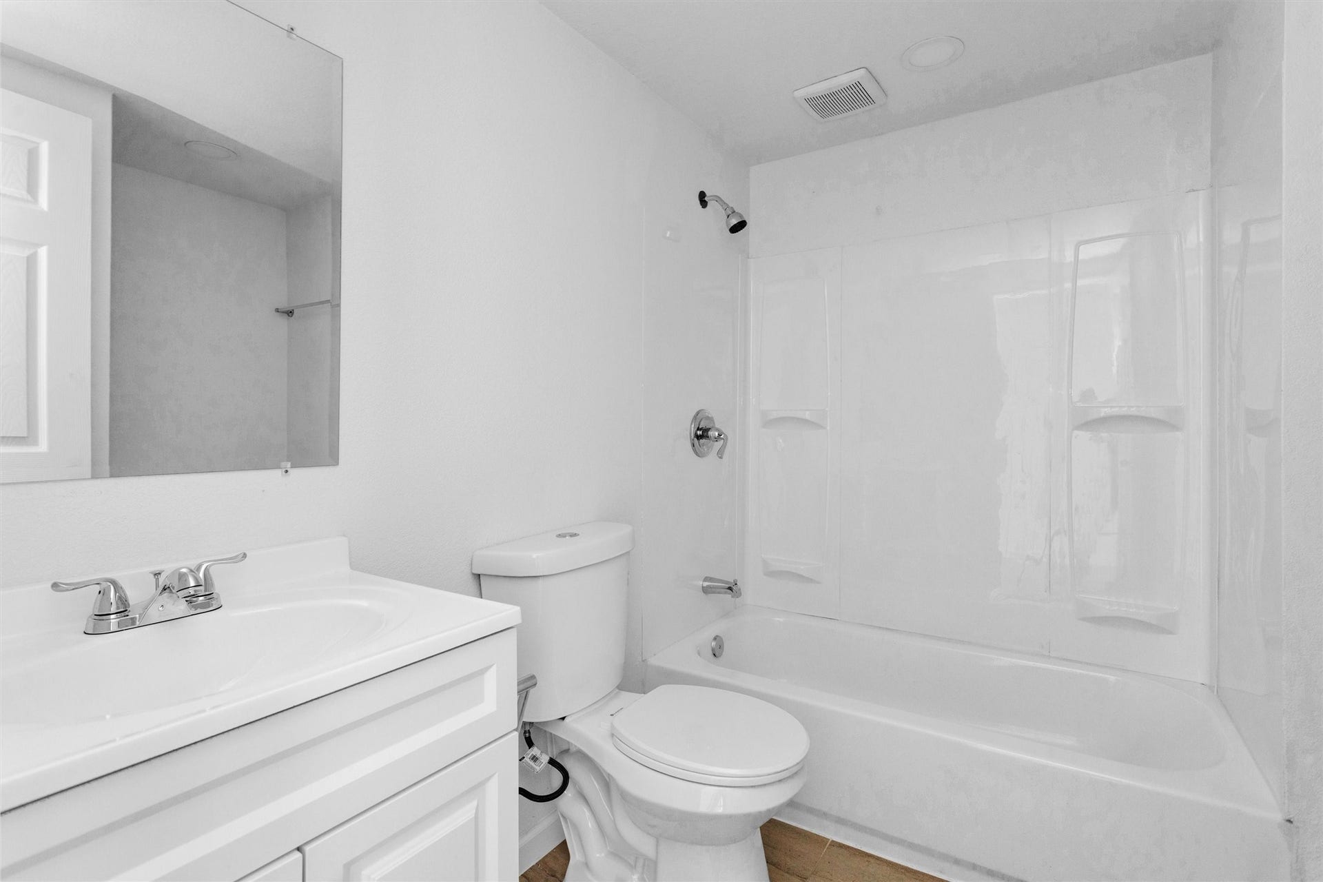 16016 Green Manor Drive, Houston, TX 77396 unit b bathroom