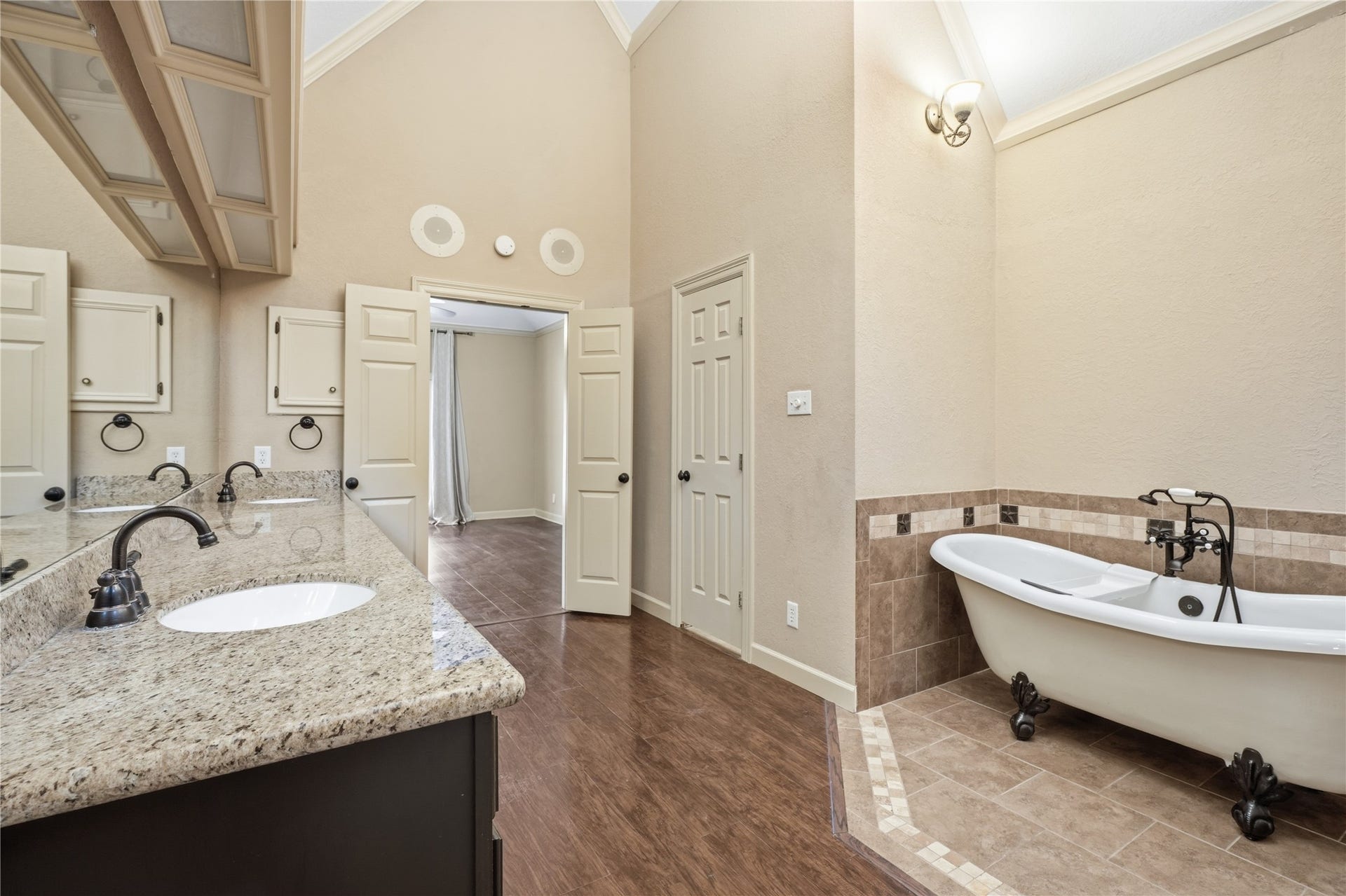 708 Bayou Crest Circle, Dickinson, TX 77539 Primary bath