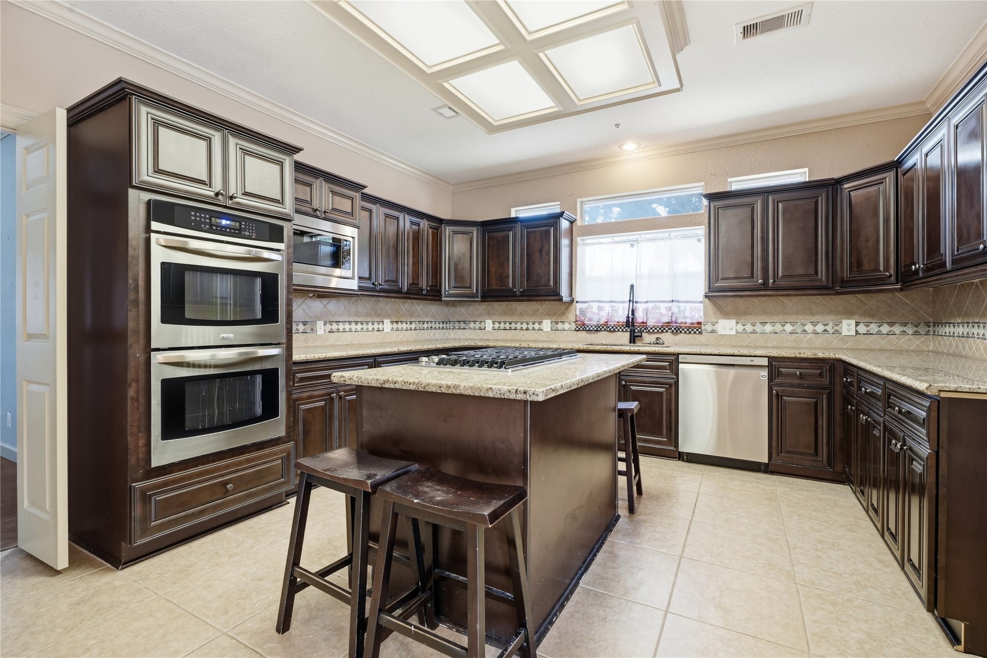 708 Bayou Crest Circle, Dickinson, TX 77539 Remodeled kitchen